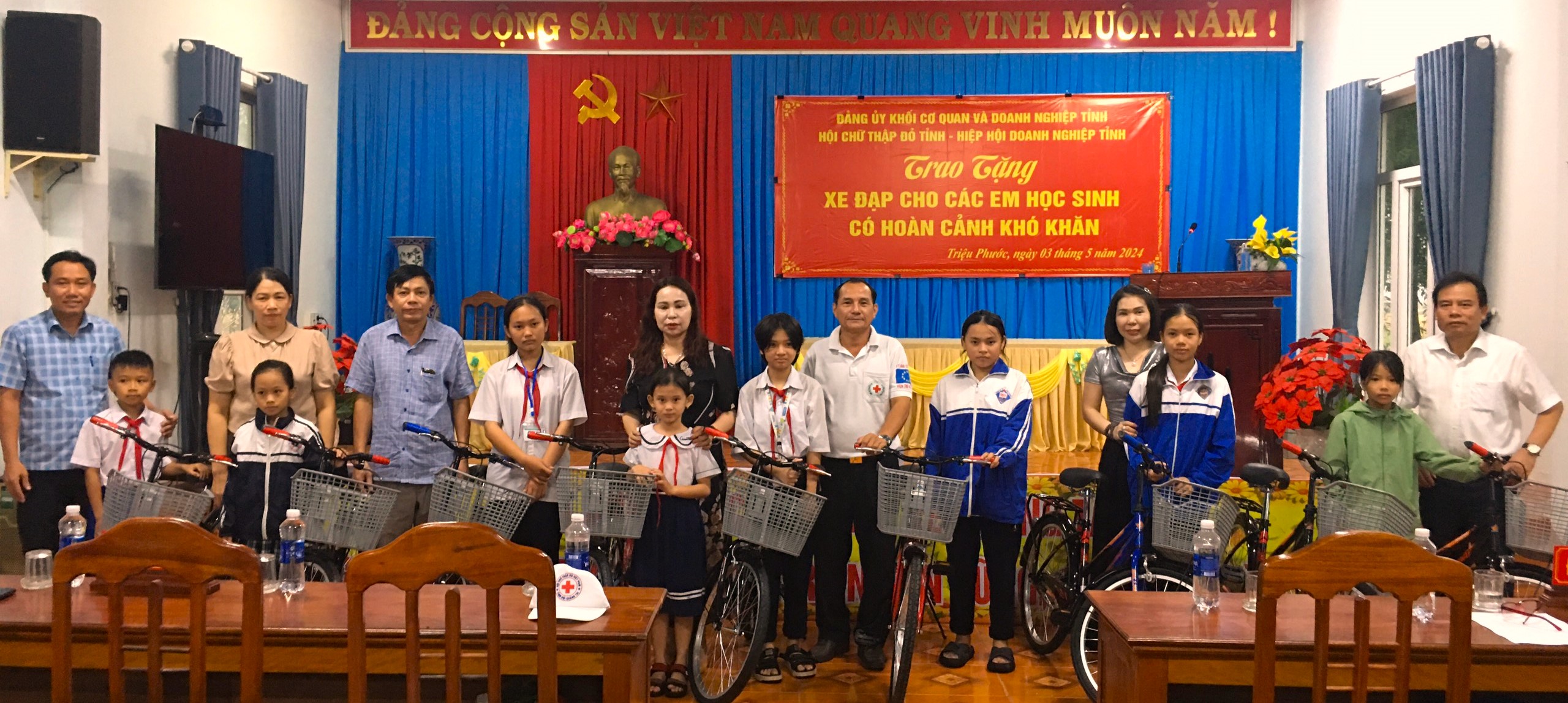 Donated 15 bicycles to disadvantaged students in Trieu Phuoc commune