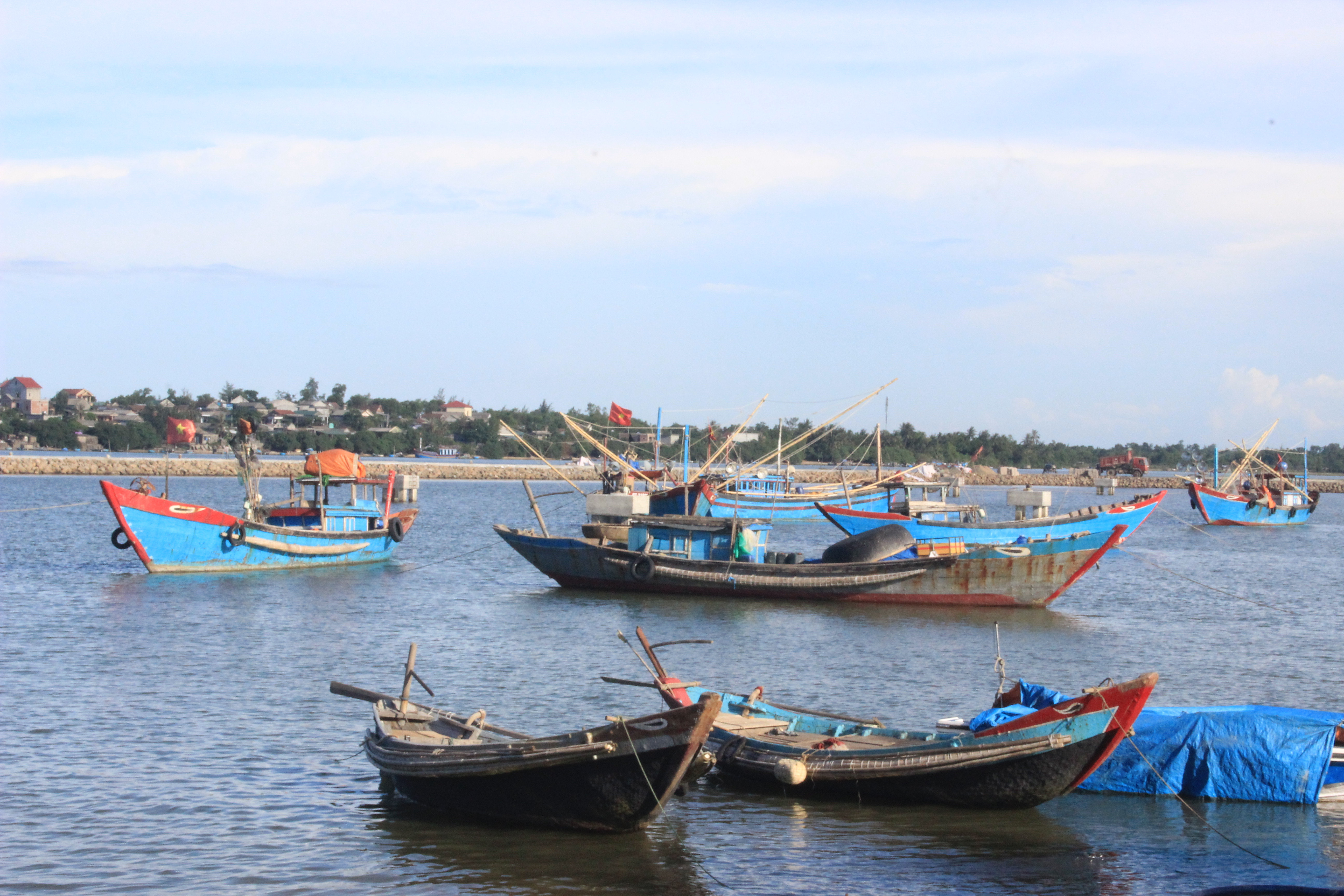 Thiếu lao động biển, nhiều tàu khai thác hải sản gặp khó khăn