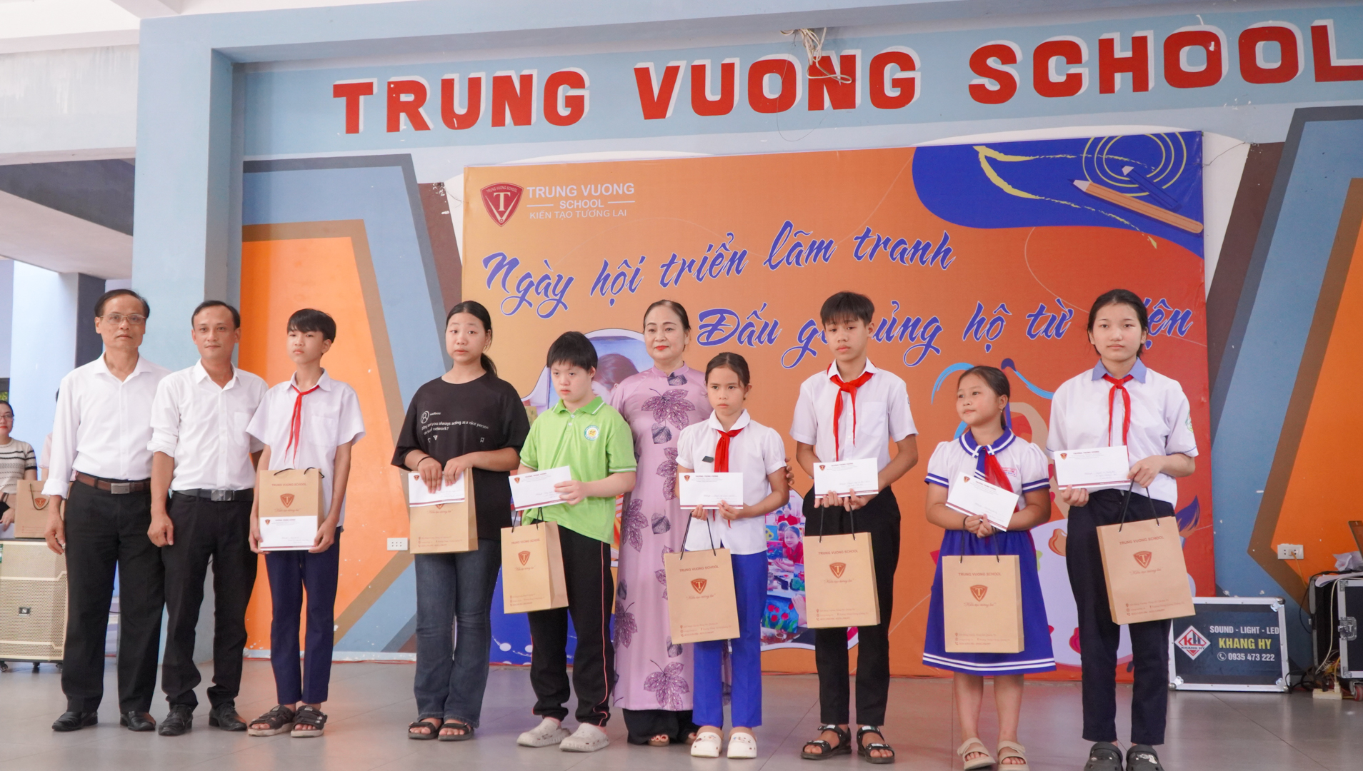 Trung Vuong Schule: Ausstellung und Versteigerung von 95 Gemälden von Schülern zugunsten wohltätiger Zwecke