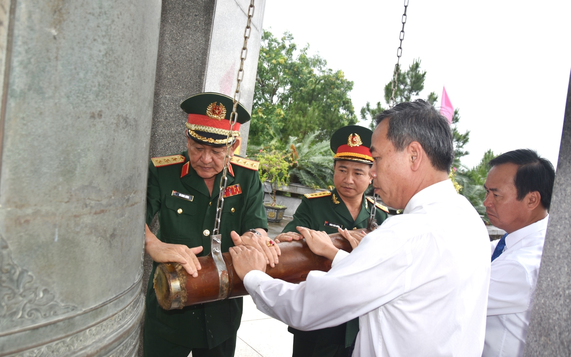 Truy điệu, an táng 12 hài cốt liệt sĩ tại Nghĩa trang liệt sĩ quốc gia Đường 9