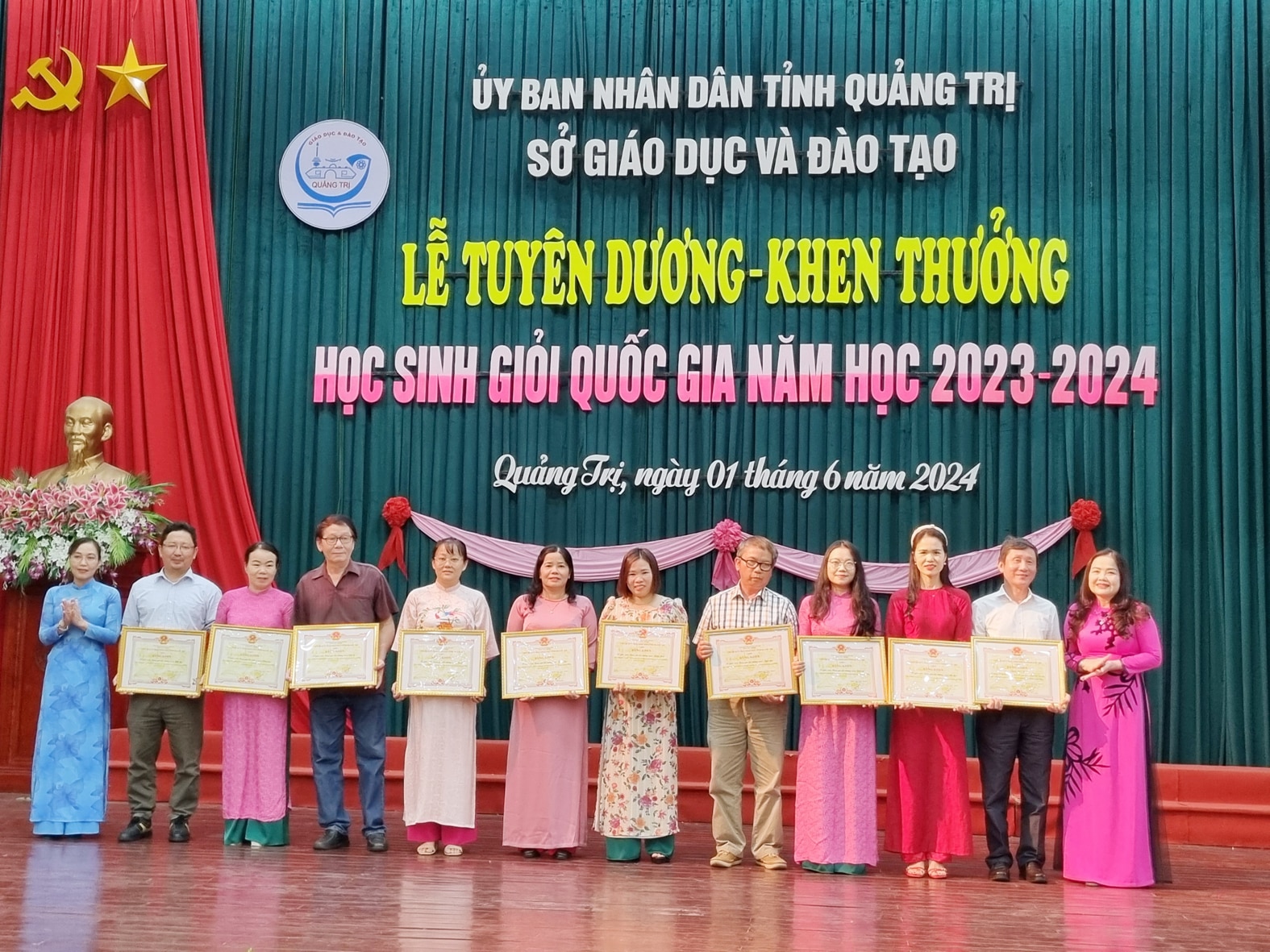 Tuyên dương, khen thưởng học sinh đạt thành tích trong các kỳ thi cấp quốc gia năm học 2023-2024