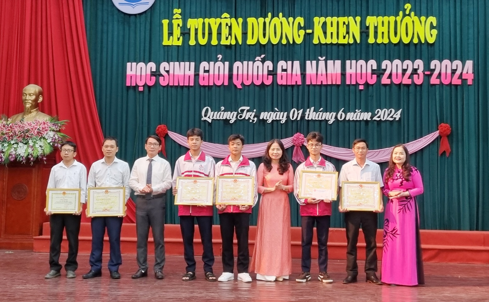 Tuyên dương, khen thưởng học sinh đạt thành tích trong các kỳ thi cấp quốc gia năm học 2023-2024