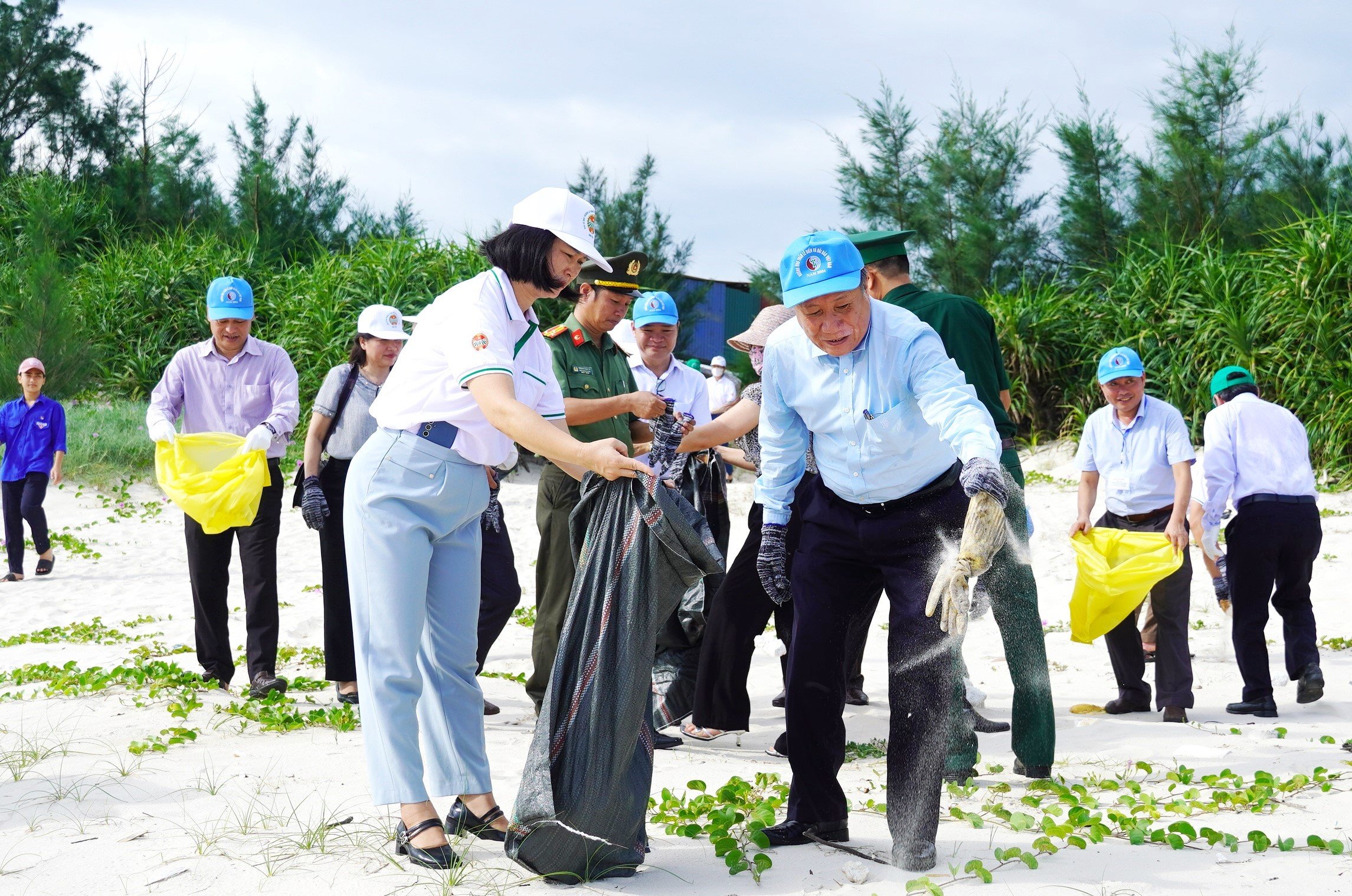 Mít tinh hưởng ứng các ngày về môi trường, đại dương, biển đảo