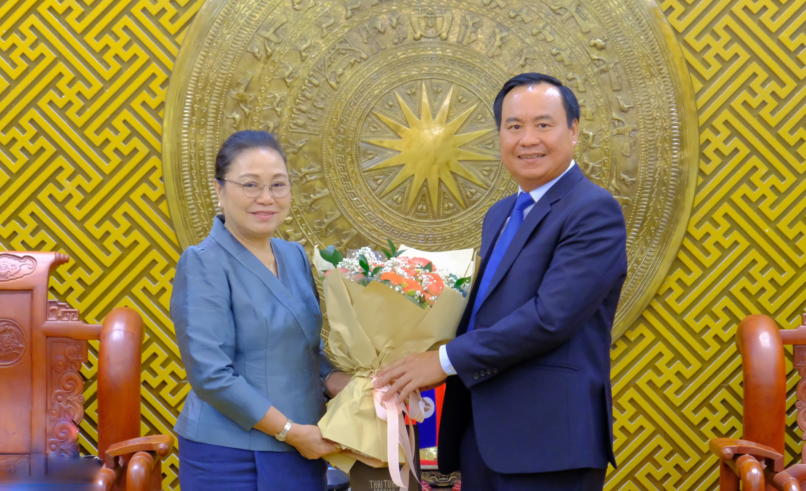 Chủ tịch UBND tỉnh Võ Văn Hưng tiếp đoàn công tác của Đại sứ quán Lào tại Việt Nam