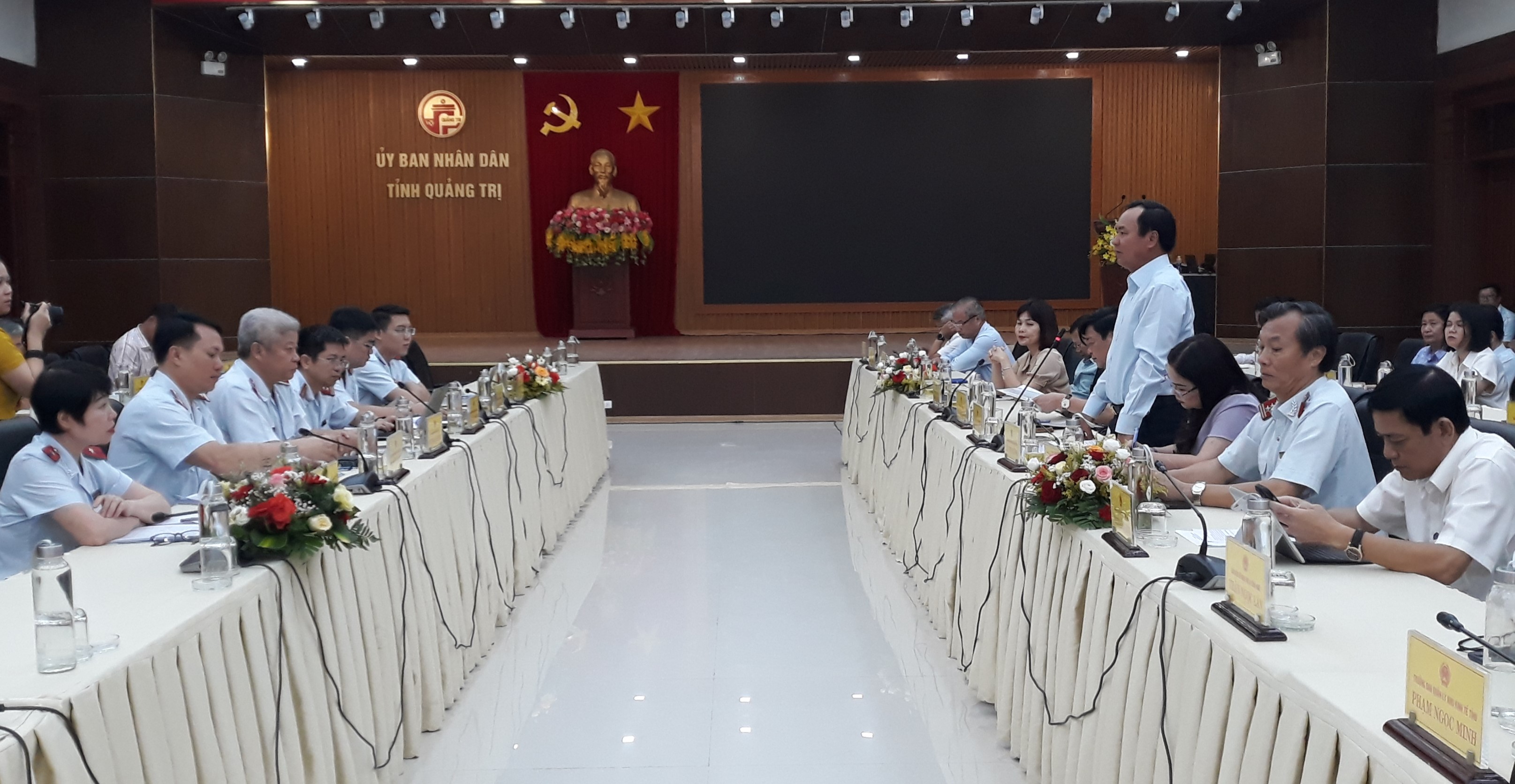 Inspecting the appointment of civil servants to leadership and management positions and the organization of the administrative apparatus in Quang Tri province