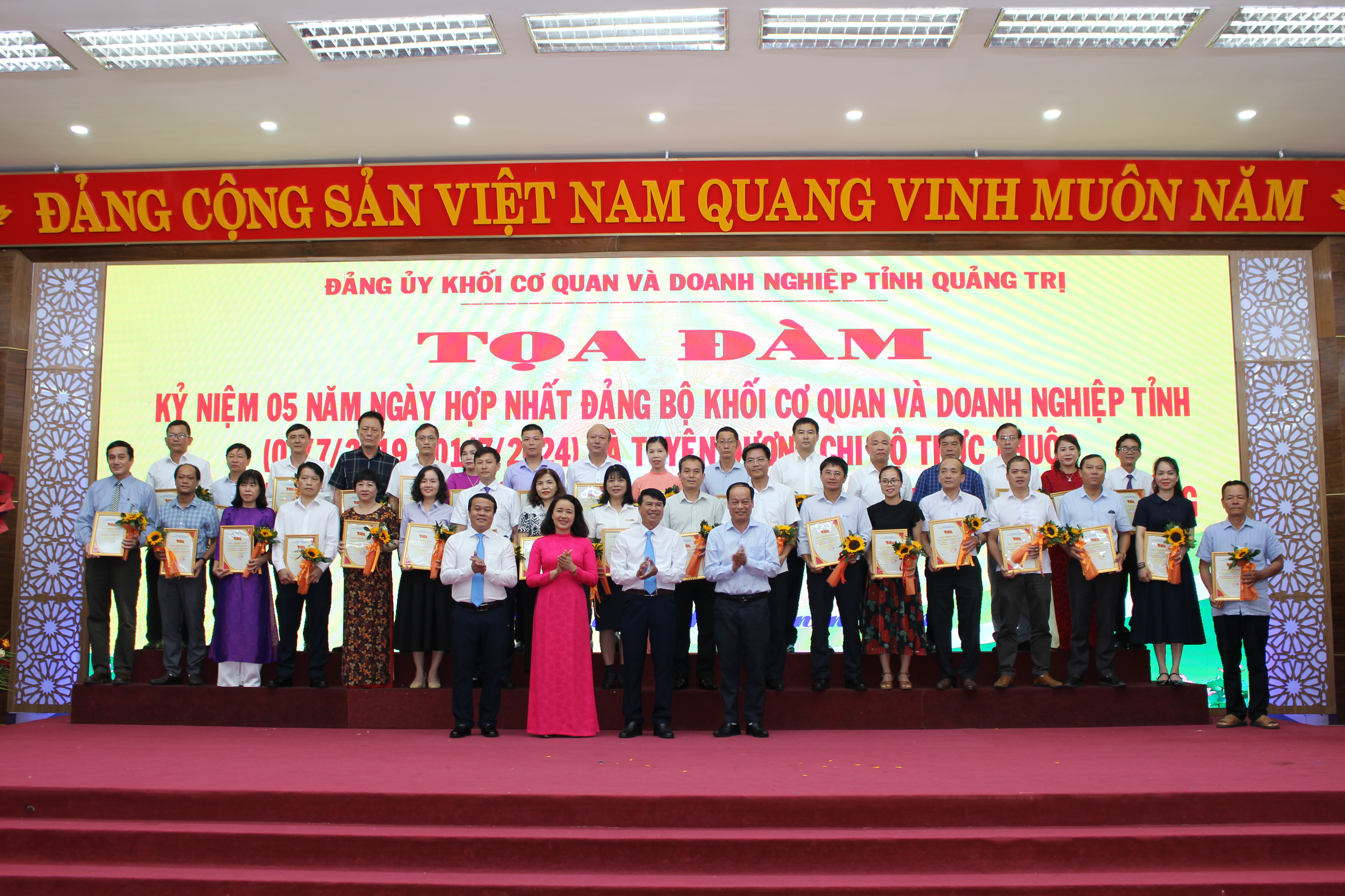 Tọa đàm kỷ niệm 5 năm hợp nhất Đảng bộ Khối Cơ quan và Doanh nghiệp tỉnh Quảng Trị