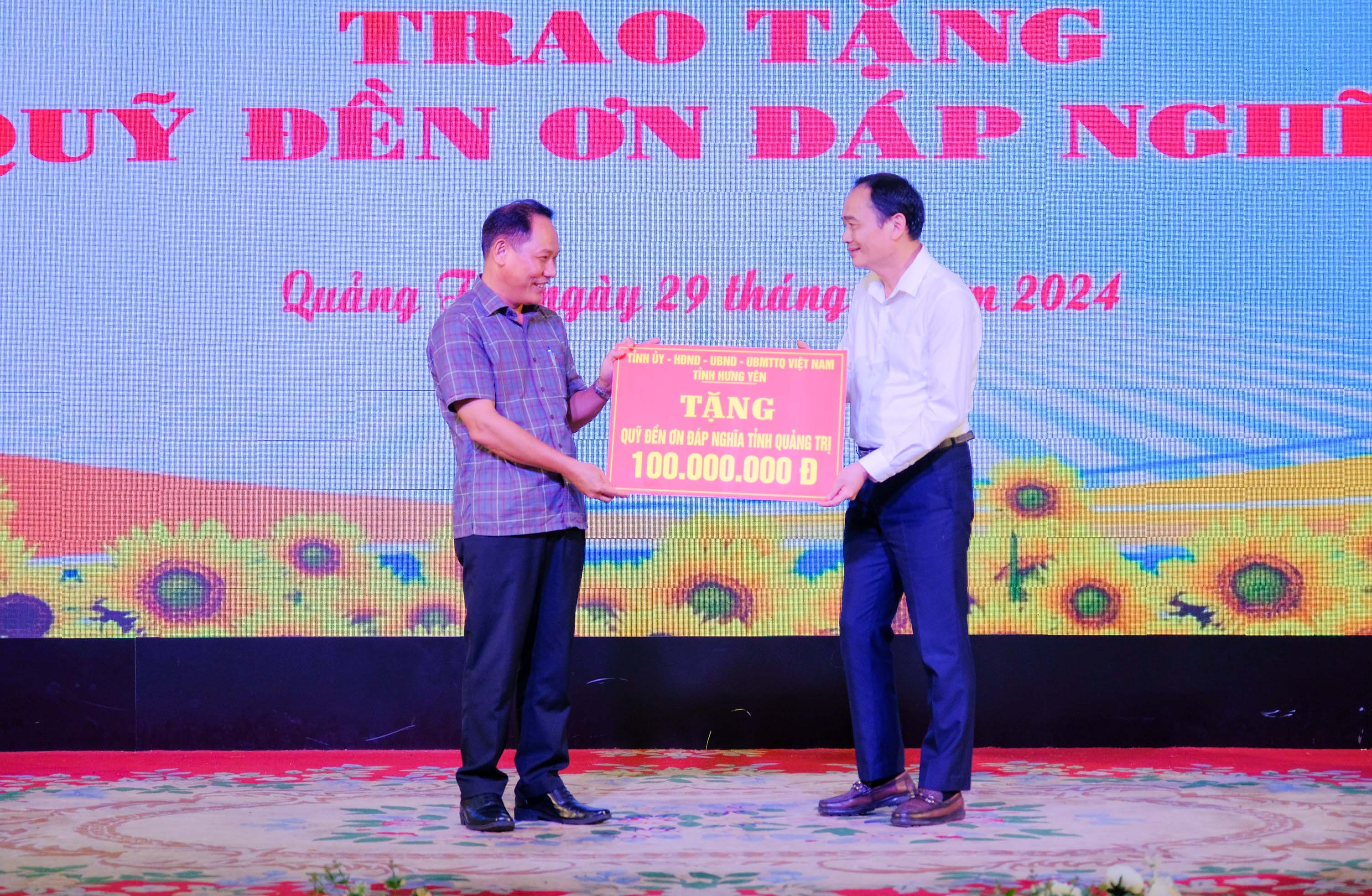 Đoàn công tác tỉnh Hưng Yên và tỉnh Hải Dương tri ân các anh hùng liệt sĩ tại Quảng Trị