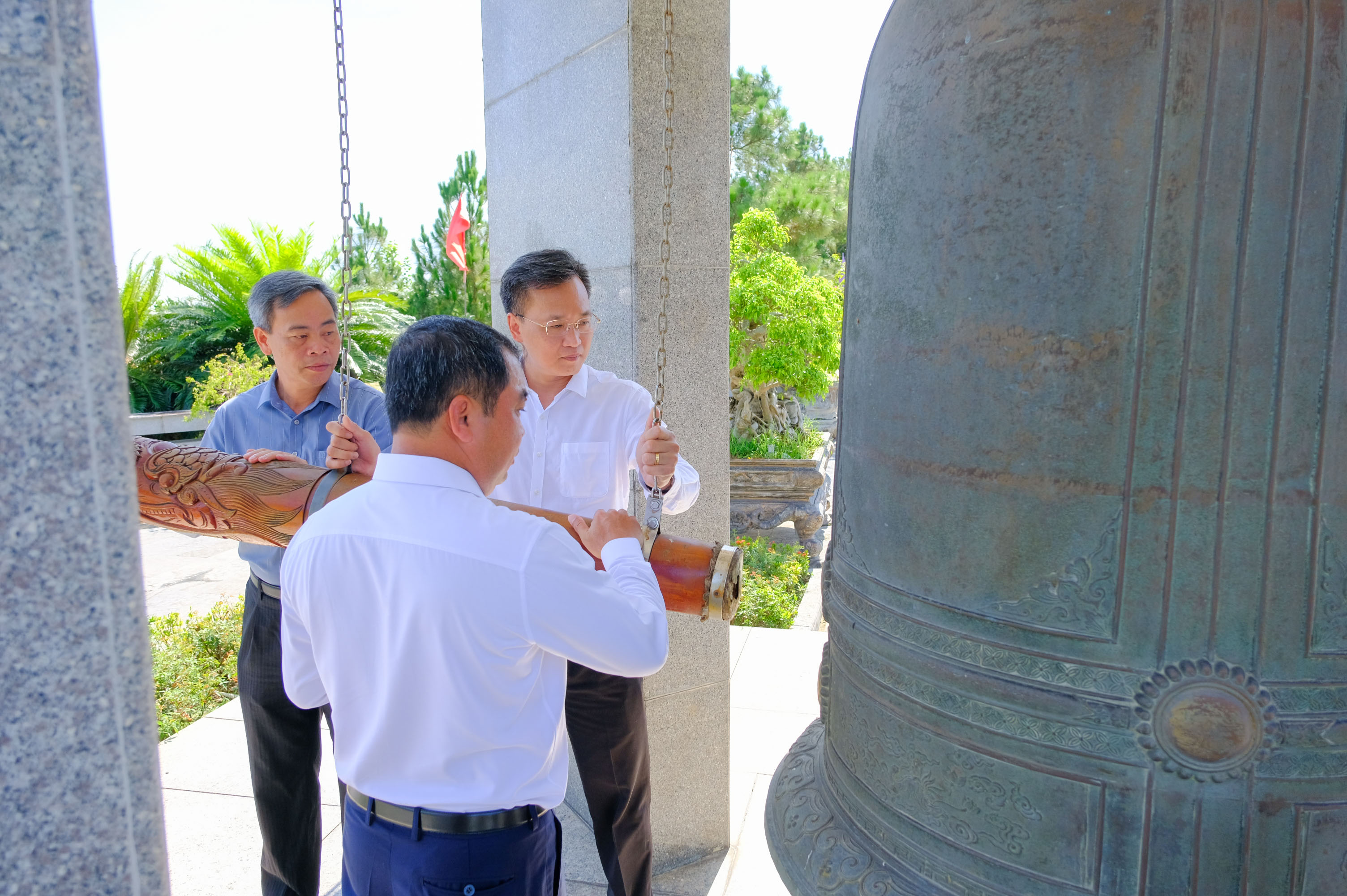 Đoàn công tác tỉnh Hưng Yên và tỉnh Hải Dương tri ân các anh hùng liệt sĩ tại Quảng Trị