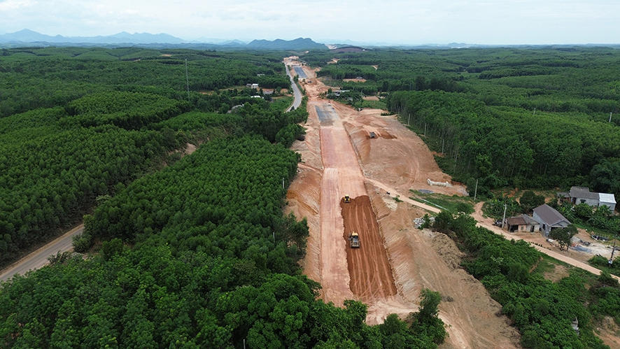 「幽霊の森」の呪いを乗り越えて高速道路建設へ