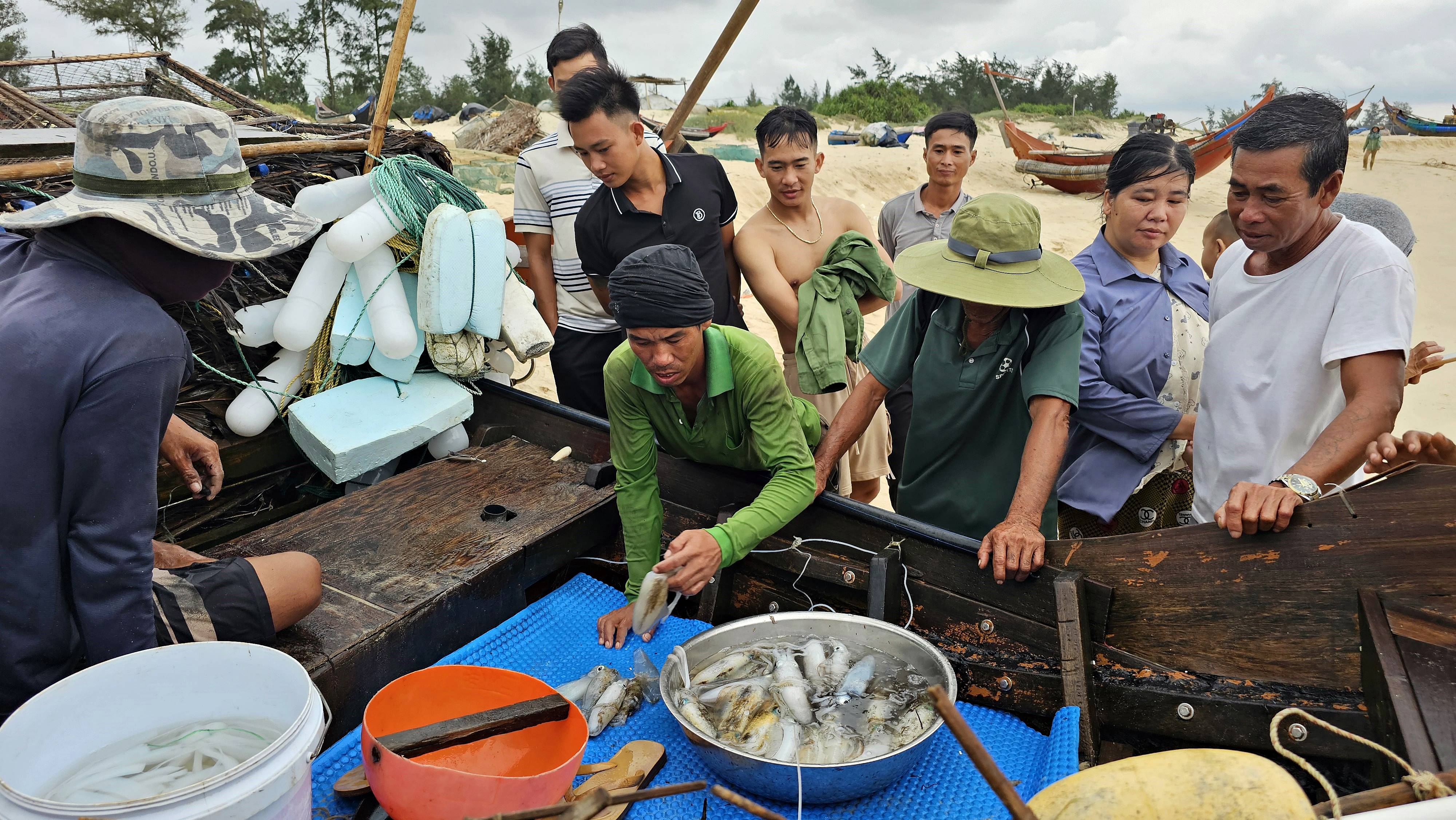 Độc đáo nghề lồng bẫy mực lá của ngư dân bãi ngang