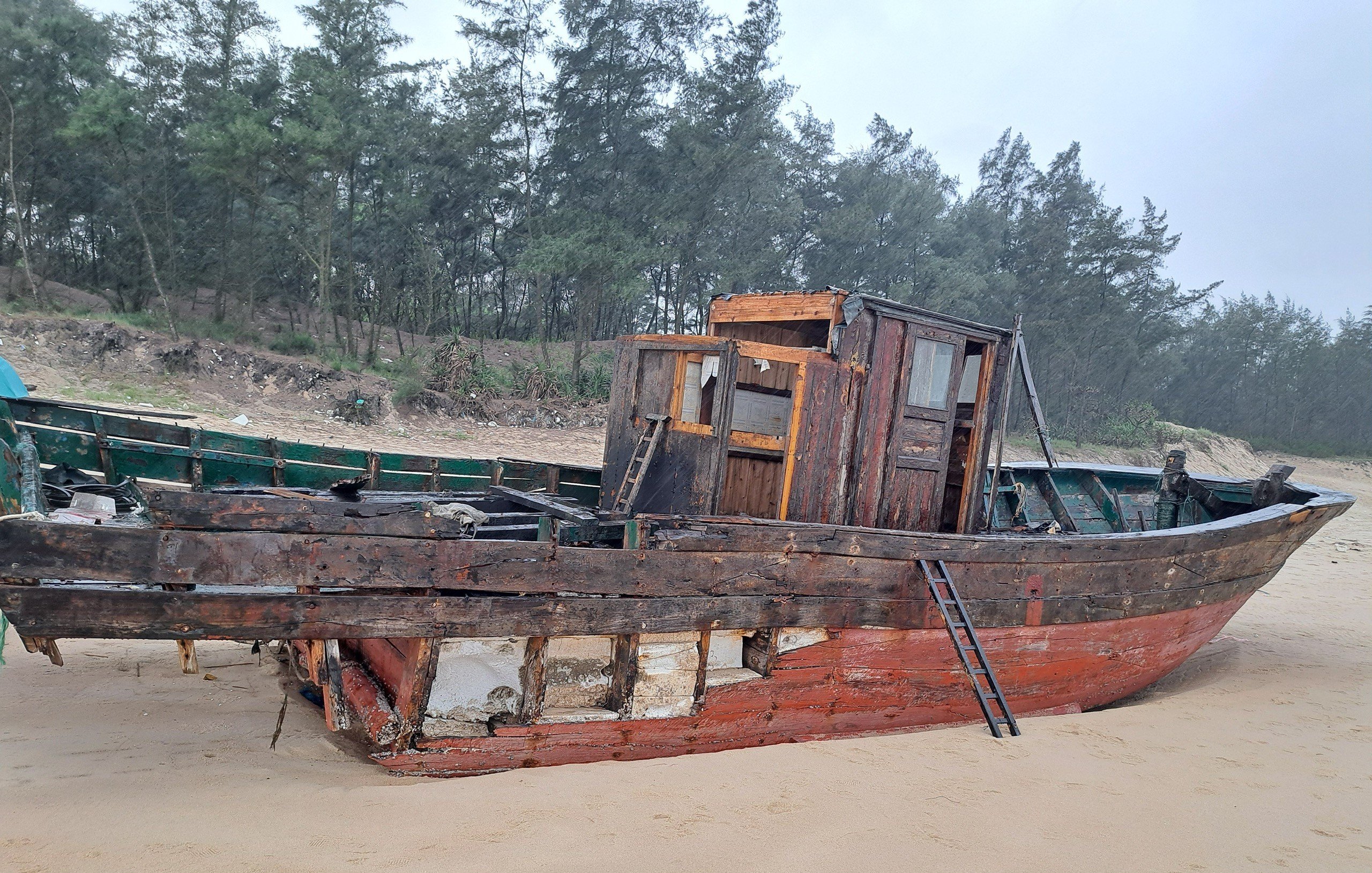 Đồng ý tiêu hủy tàu trôi dạt vào bờ biển tỉnh Quảng Trị