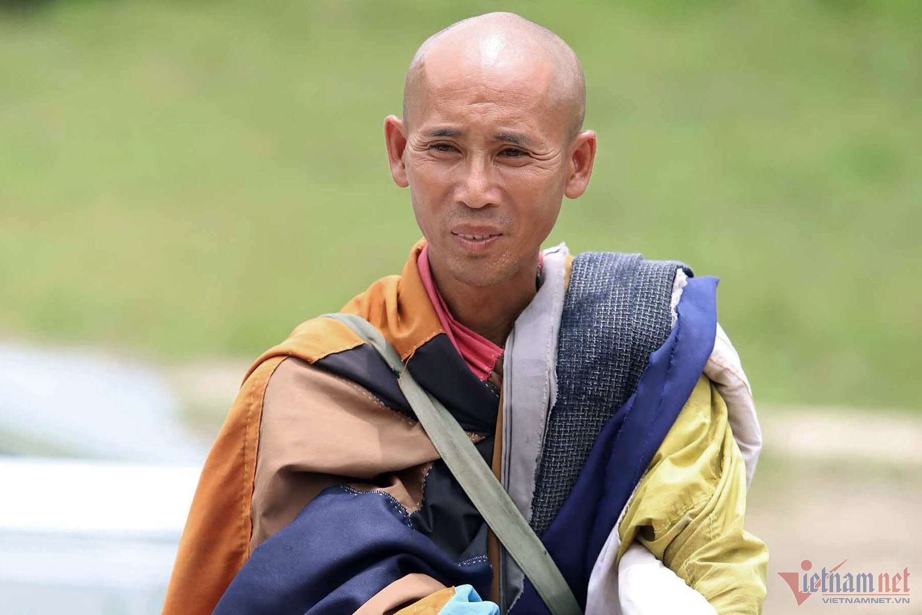 Mr. Thich Minh Tue asked to stop begging on foot.