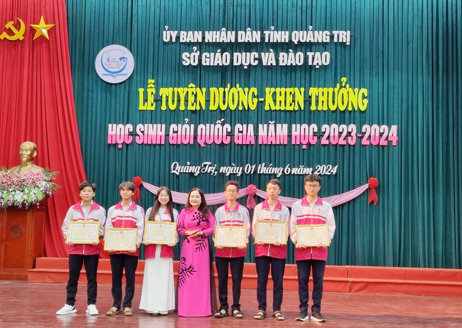 Tuyên dương, khen thưởng học sinh đạt thành tích trong các kỳ thi cấp quốc gia năm học 2023-2024