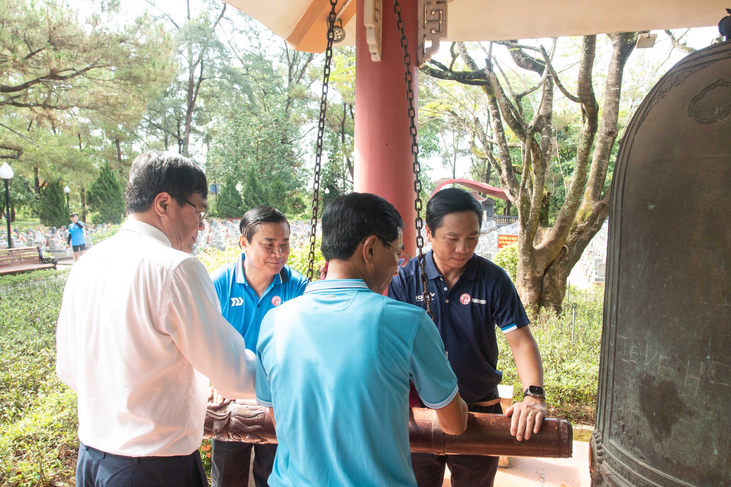 Đạp xe Vì hòa bình: Giây phút thiêng liêng ở Nghĩa trang Liệt sĩ quốc gia Trường Sơn