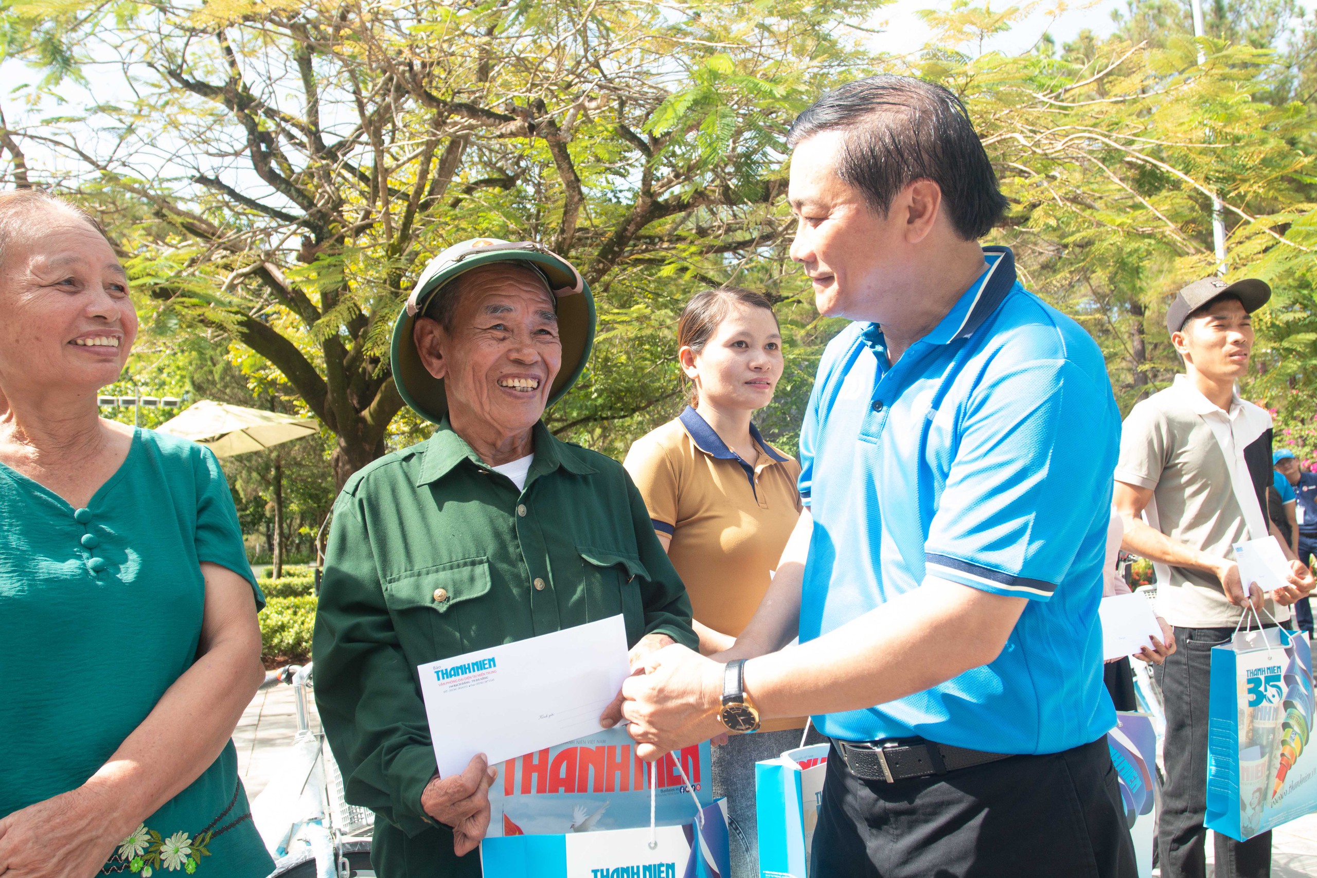 Đạp xe Vì hòa bình: Giây phút thiêng liêng ở Nghĩa trang Liệt sĩ quốc gia Trường Sơn