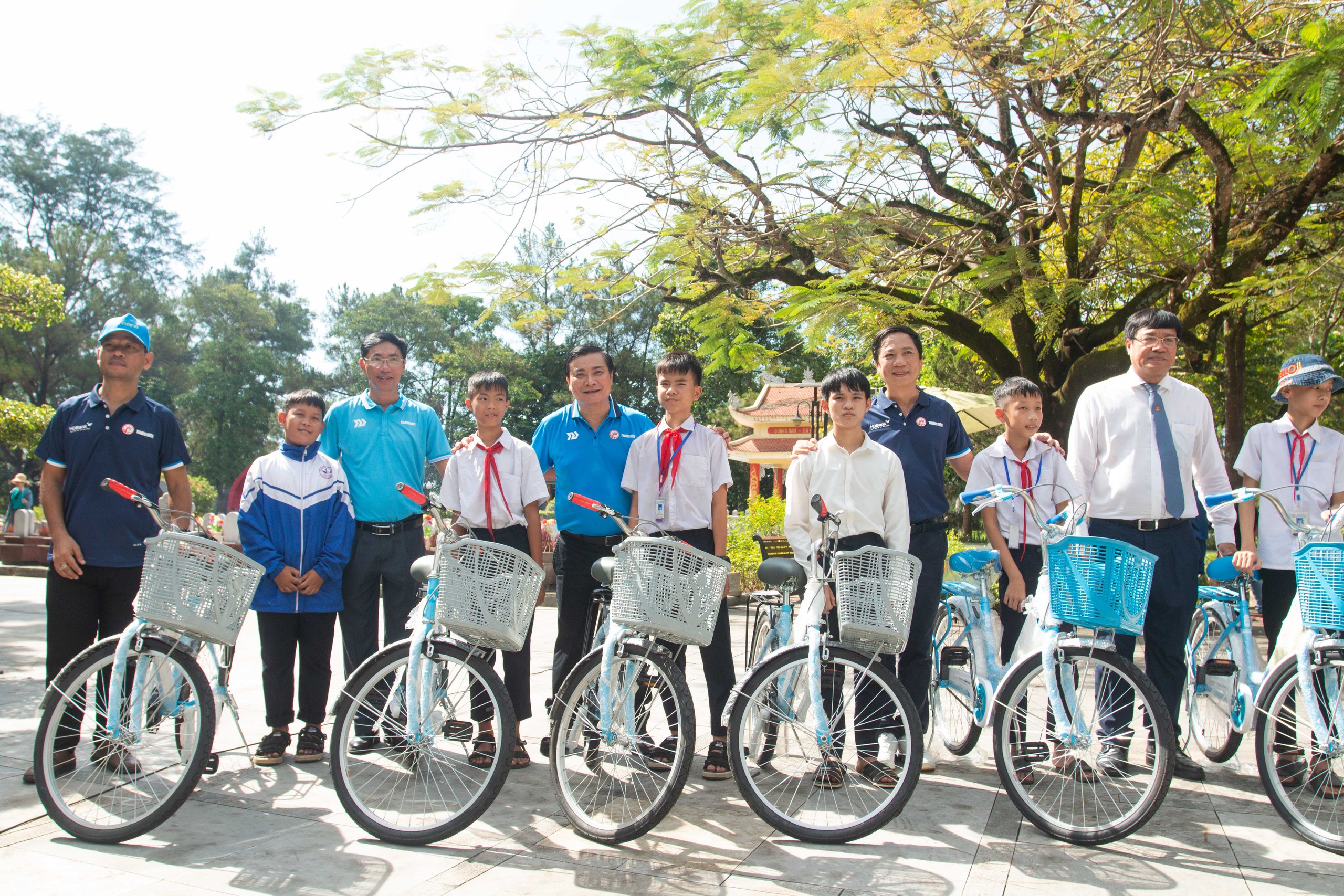 Đạp xe Vì hòa bình: Giây phút thiêng liêng ở Nghĩa trang Liệt sĩ quốc gia Trường Sơn