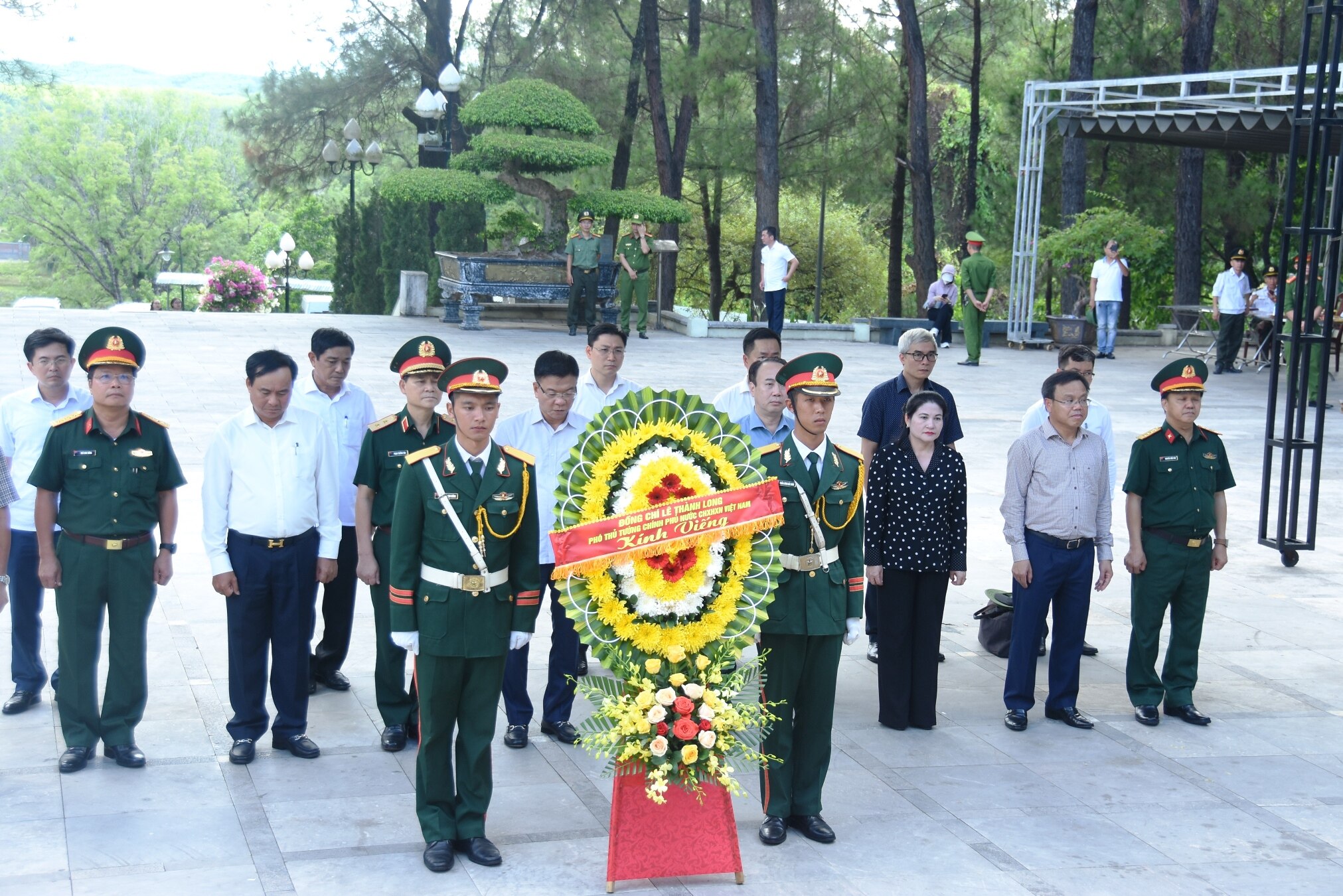 Phó Thủ tướng Chính phủ Lê Thành Long tri ân các anh hùng liệt sĩ