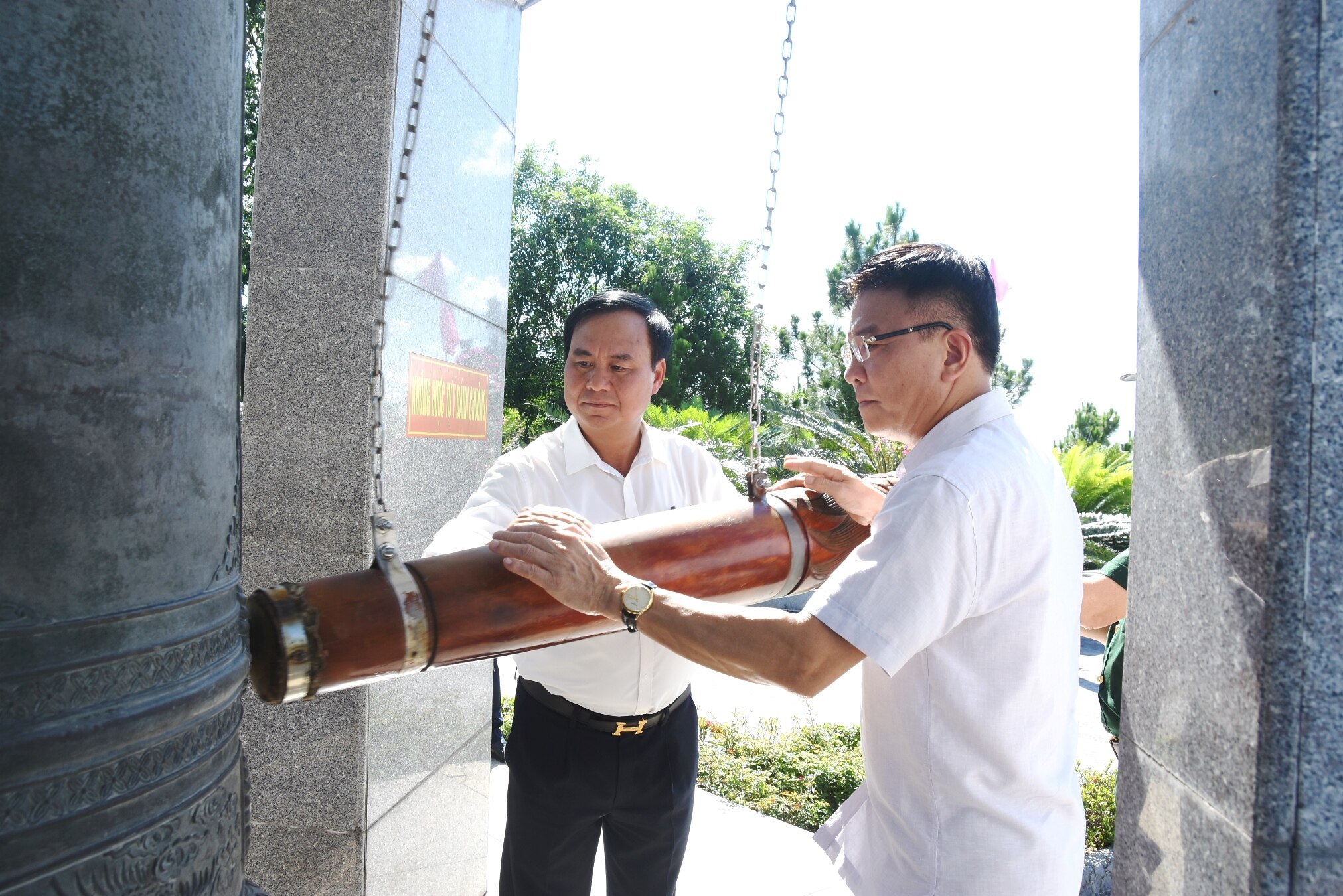 Phó Thủ tướng Chính phủ Lê Thành Long tri ân các anh hùng liệt sĩ