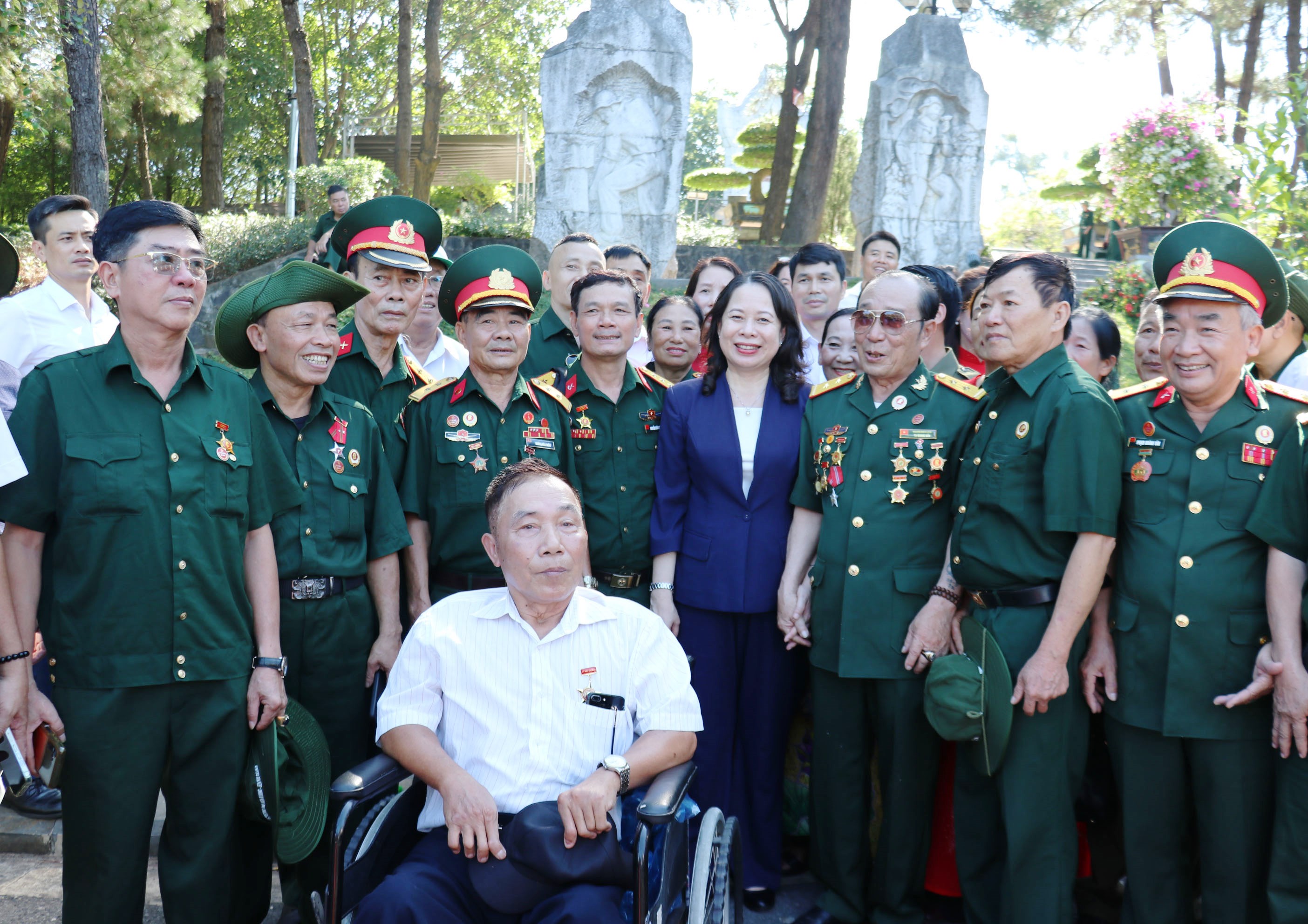 Phó Chủ tịch nước Võ Thị Ánh Xuân tri ân các anh hùng liệt sĩ, tặng quà các gia đình chính sách