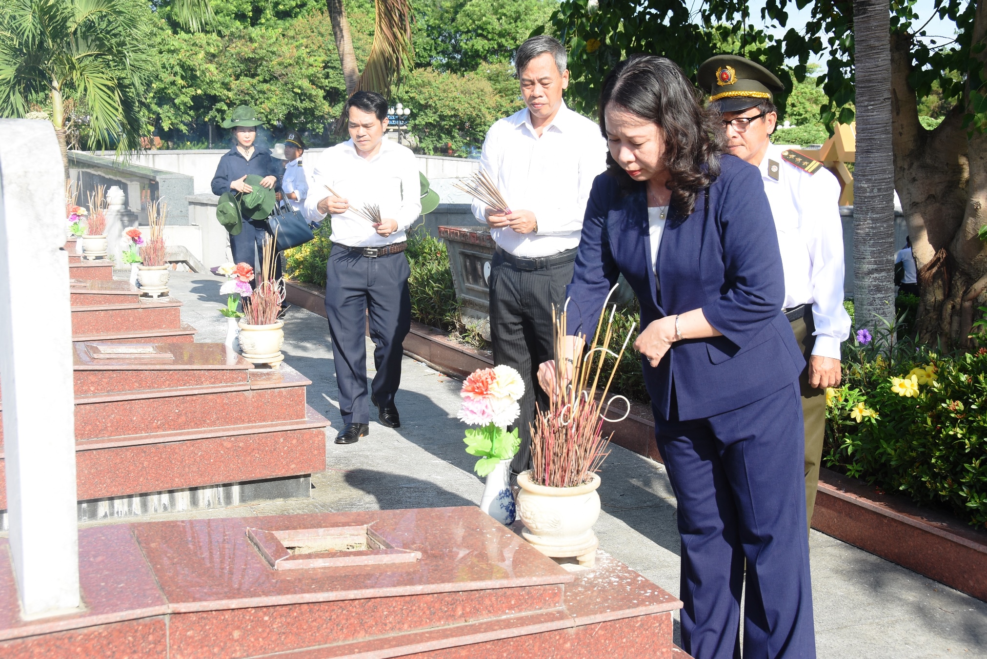 Phó Chủ tịch nước Võ Thị Ánh Xuân tri ân các anh hùng liệt sĩ, tặng quà các gia đình chính sách