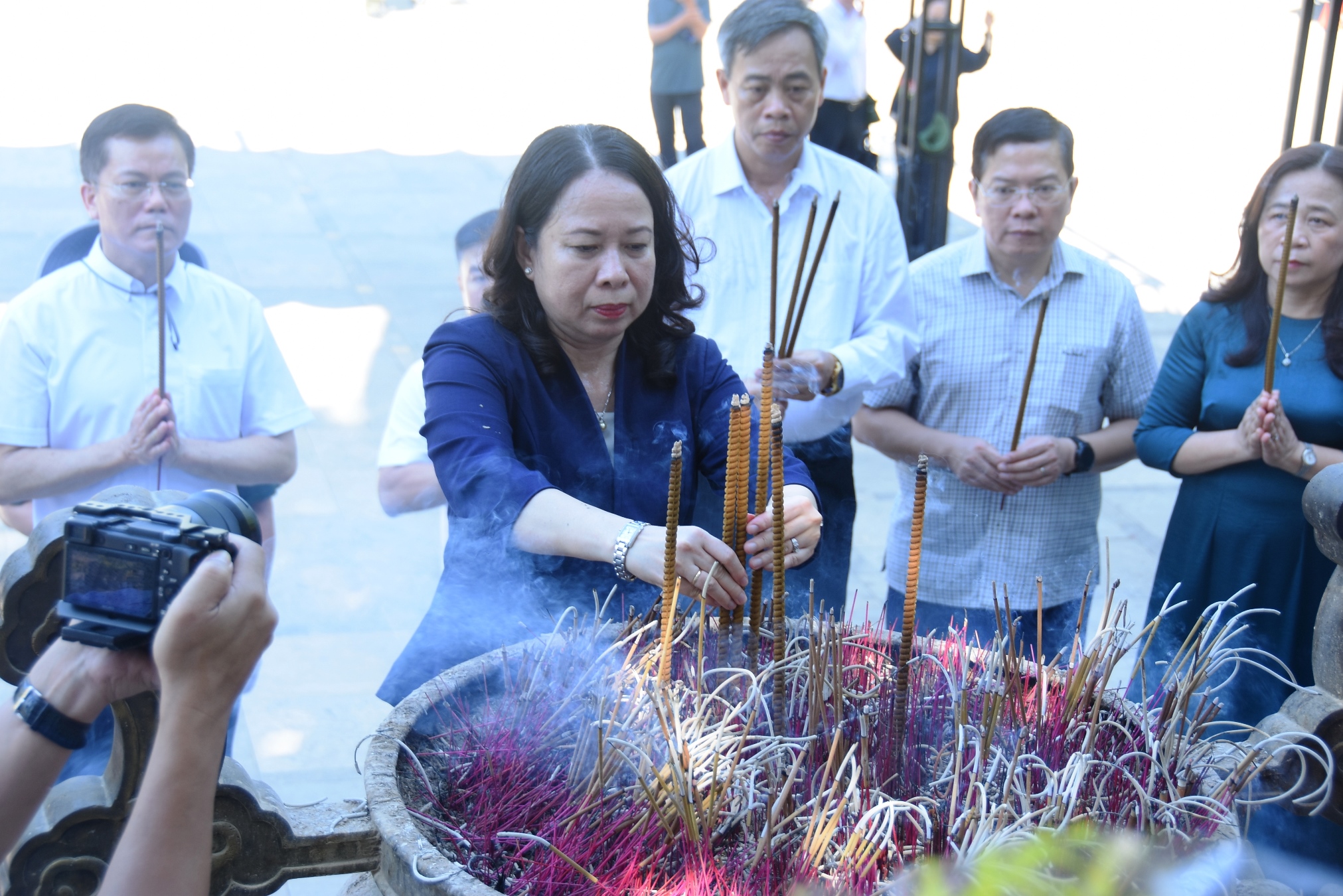 Phó Chủ tịch nước Võ Thị Ánh Xuân tri ân các anh hùng liệt sĩ, tặng quà các gia đình chính sách