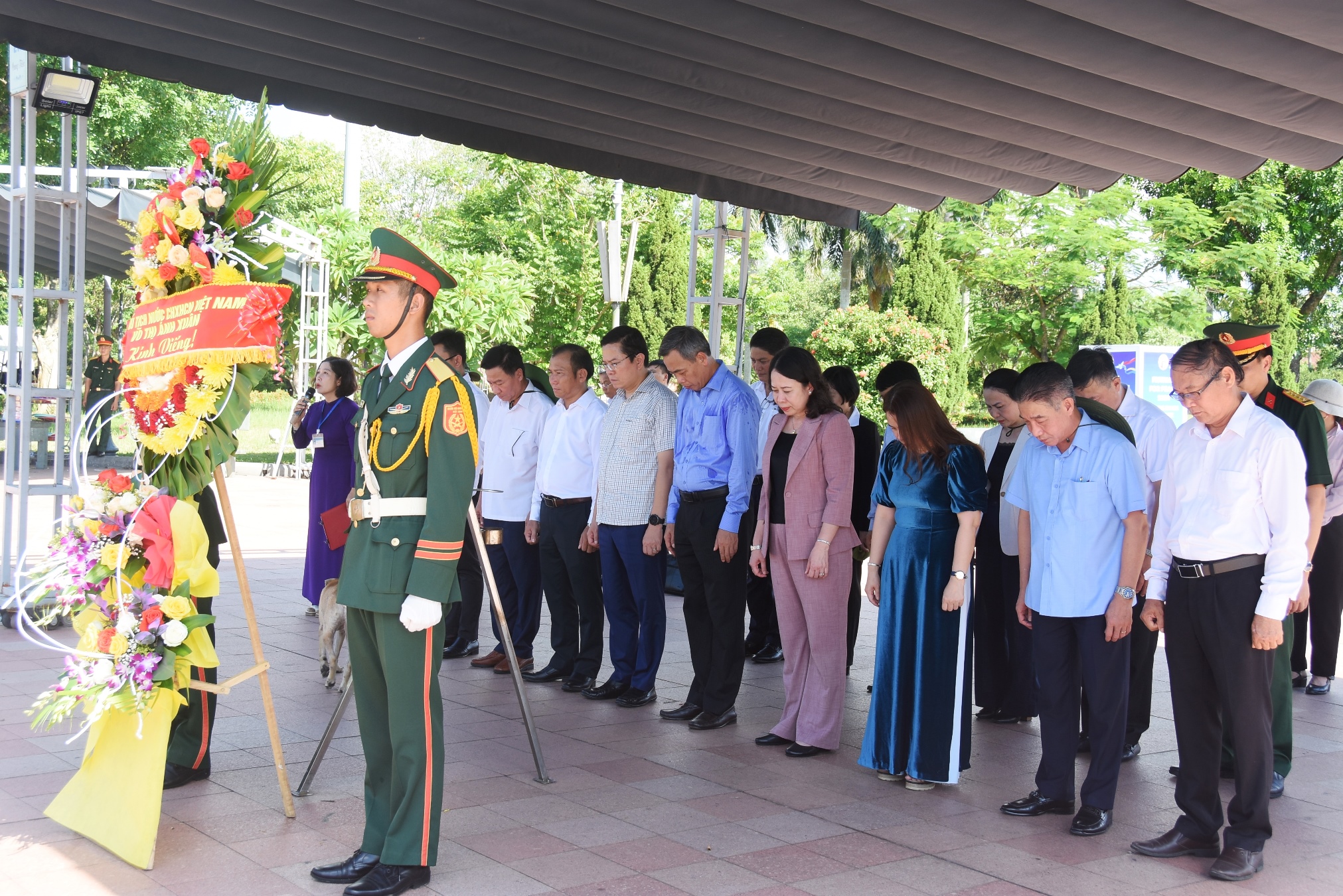 Phó Chủ tịch nước Võ Thị Ánh Xuân tặng quà đối tượng chính sách, hộ nghèo tại huyện Triệu Phong