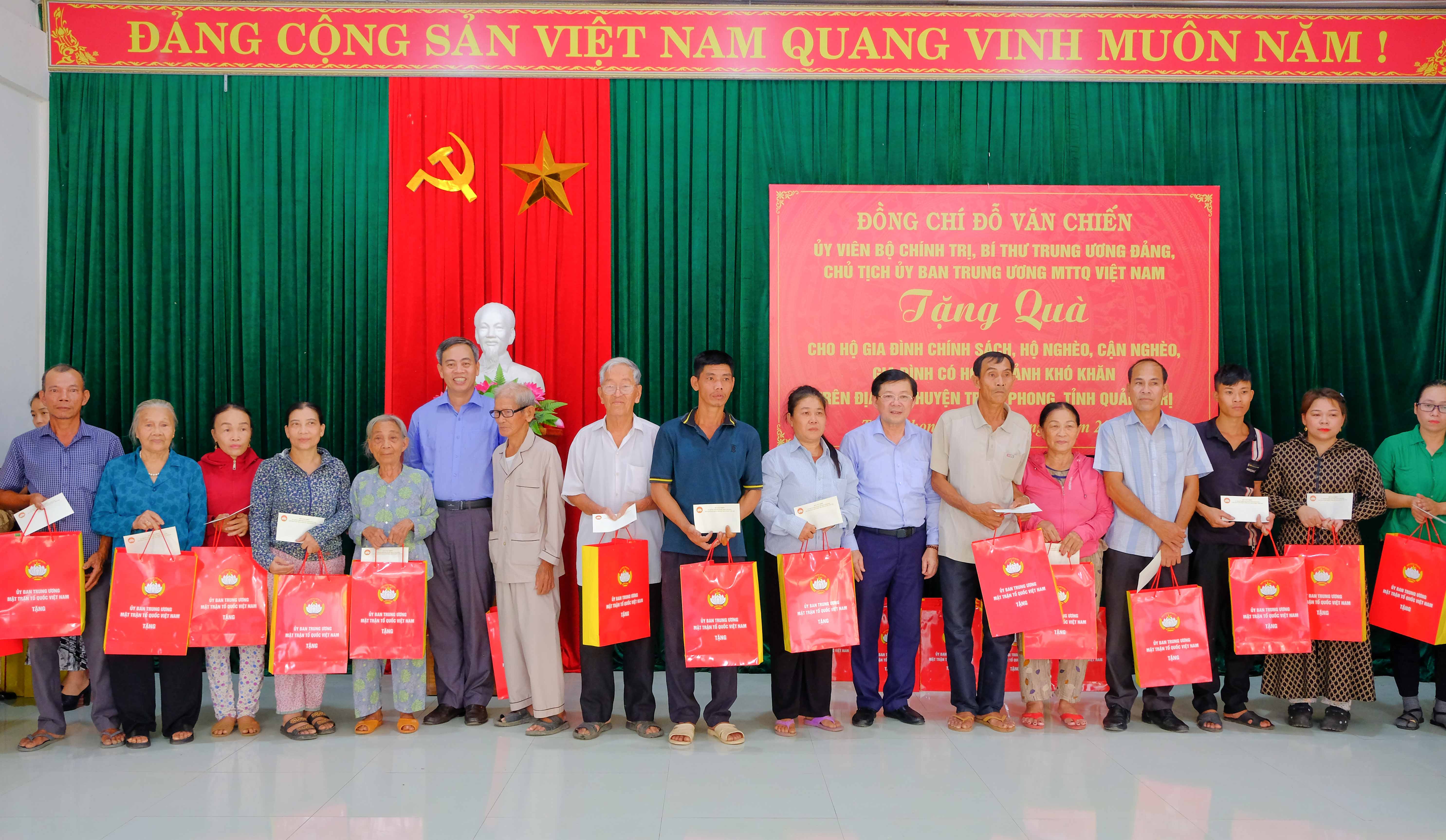 Chủ tịch Ủy ban Trung ương MTTQ Việt Nam Đỗ Văn Chiến tặng quà cho các gia đình chính sách tỉnh Quảng Trị