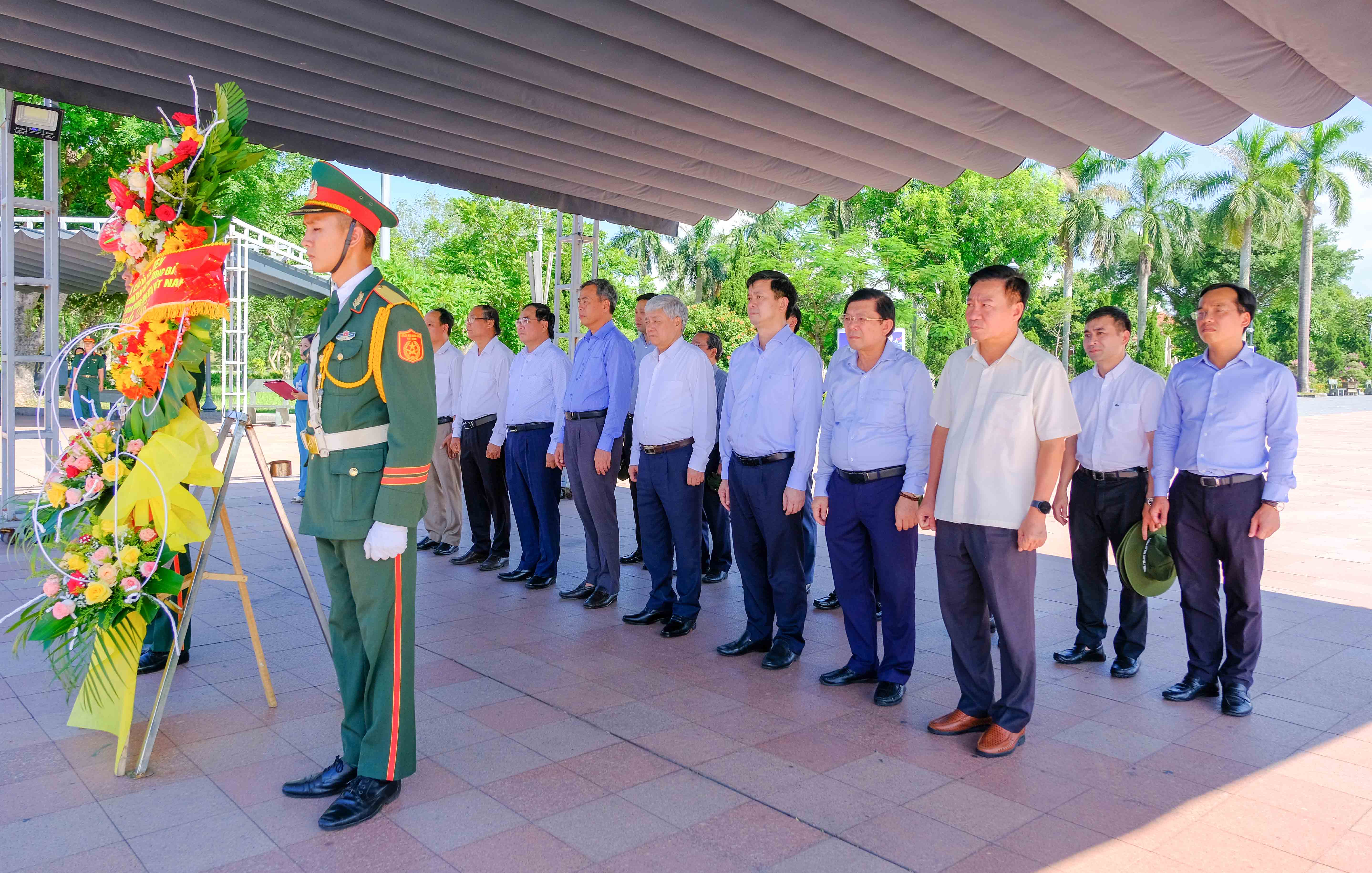 ប្រធានគណៈកម្មាធិការមជ្ឈិមរណសិរ្សមាតុភូមិវៀតណាម Do Van Chien ជូនអំណោយដល់គ្រួសារគោលនយោបាយនៅខេត្ត Quang Tri