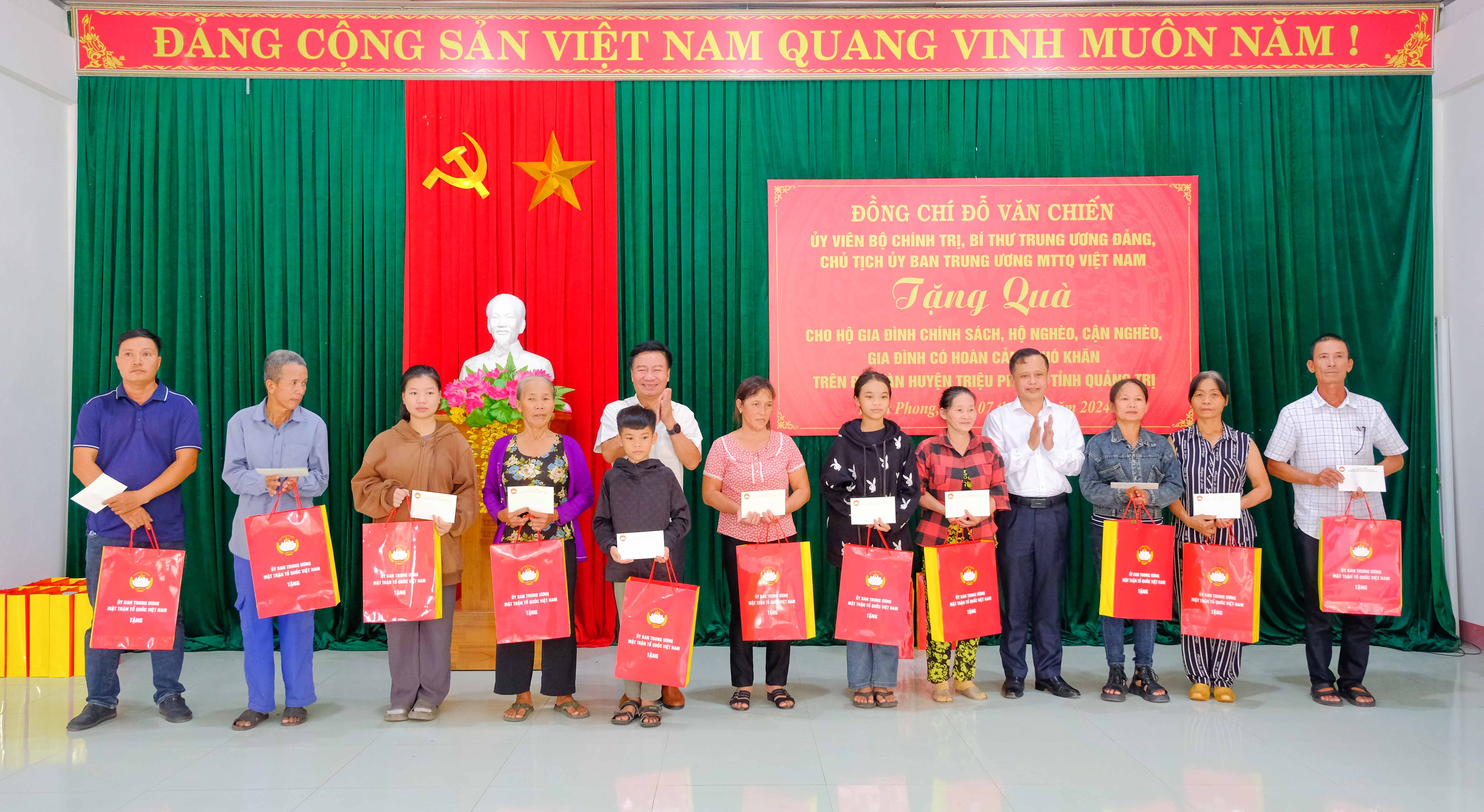 Chủ tịch Ủy ban Trung ương MTTQ Việt Nam Đỗ Văn Chiến tặng quà cho các gia đình chính sách tỉnh Quảng Trị