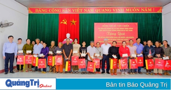 Chủ tịch Ủy ban Trung ương MTTQ Việt Nam Đỗ Văn Chiến tặng quà cho các gia đình chính sách tỉnh Quảng Trị