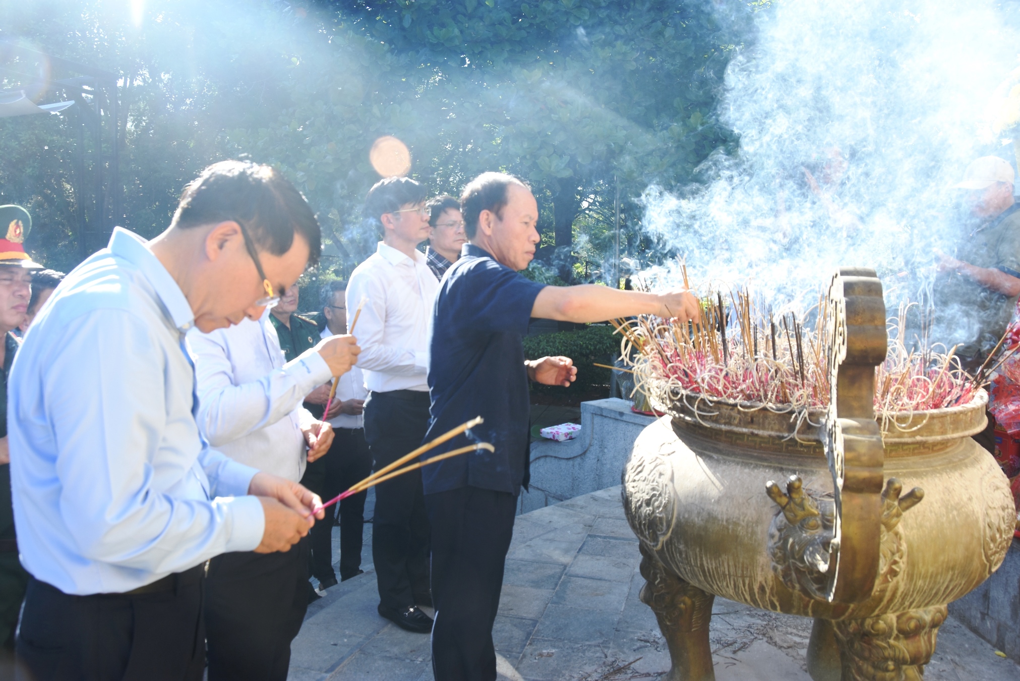 ผู้นำเมือง ไฮฟองถวายดอกไม้ธูปเทียนเพื่อรำลึกถึงวีรชนผู้เสียสละ