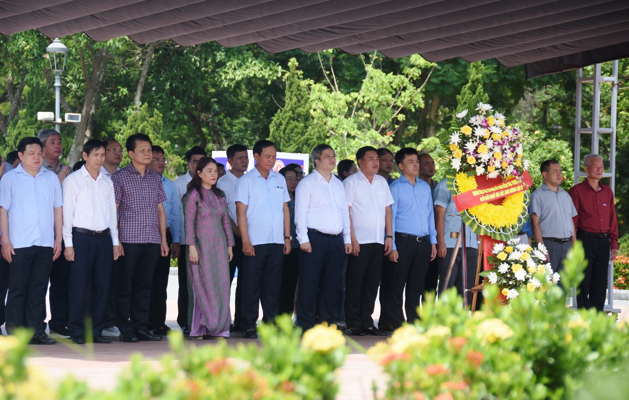 La delegación de la Comisión Central de Inspección rinde homenaje a los mártires heroicos