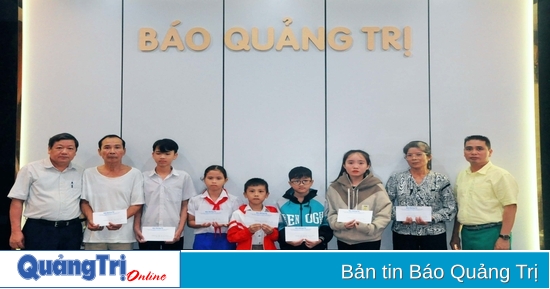 Báo Quảng Trị và Hội Liên hiệp Máy công trình Việt Nam trao quà cho người dân có hoàn cảnh đặc biệt khó khăn