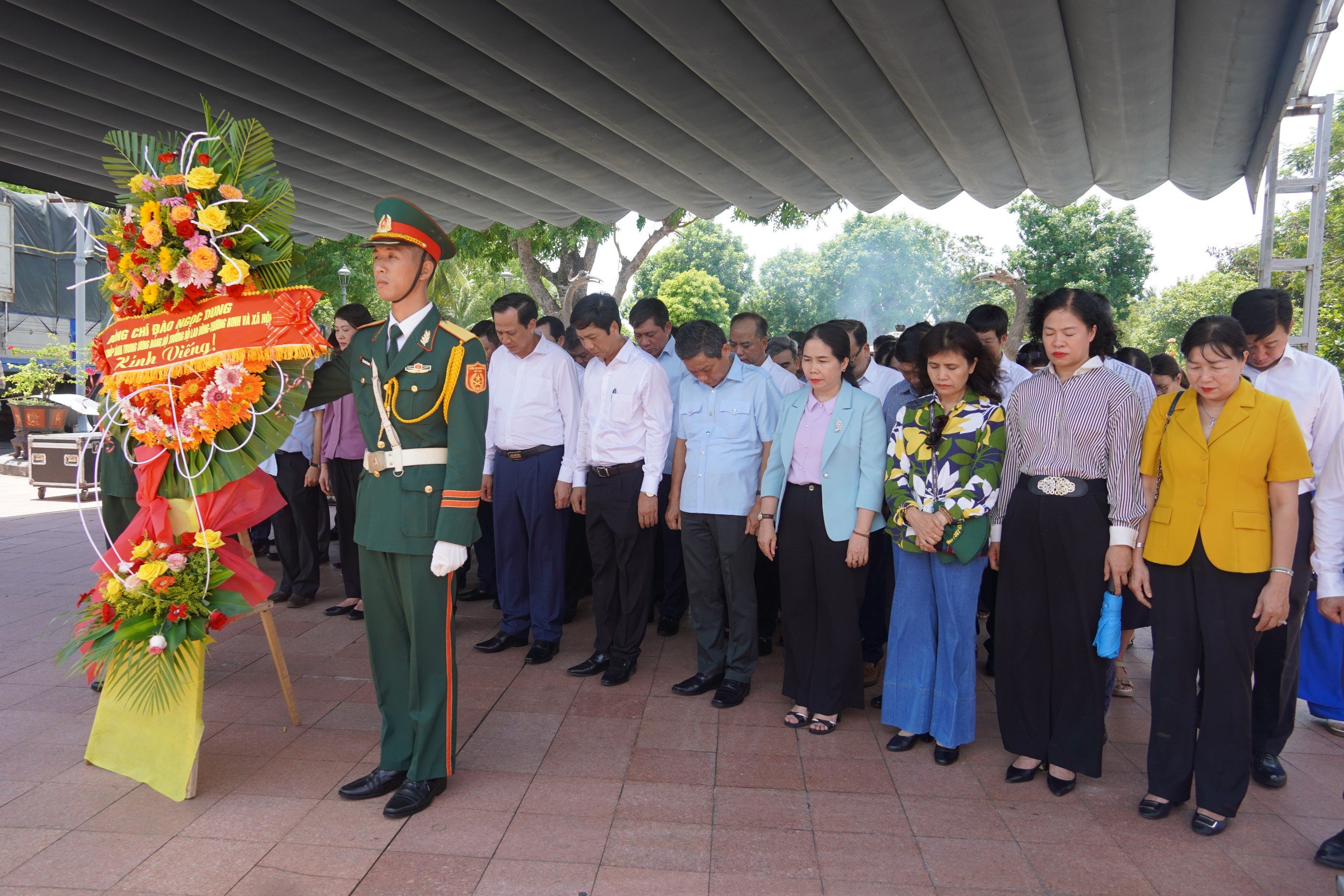 Bộ trưởng Bộ Lao động, Thương binh và Xã hội Đào Ngọc Dung tri ân các anh hùng, liệt sĩ