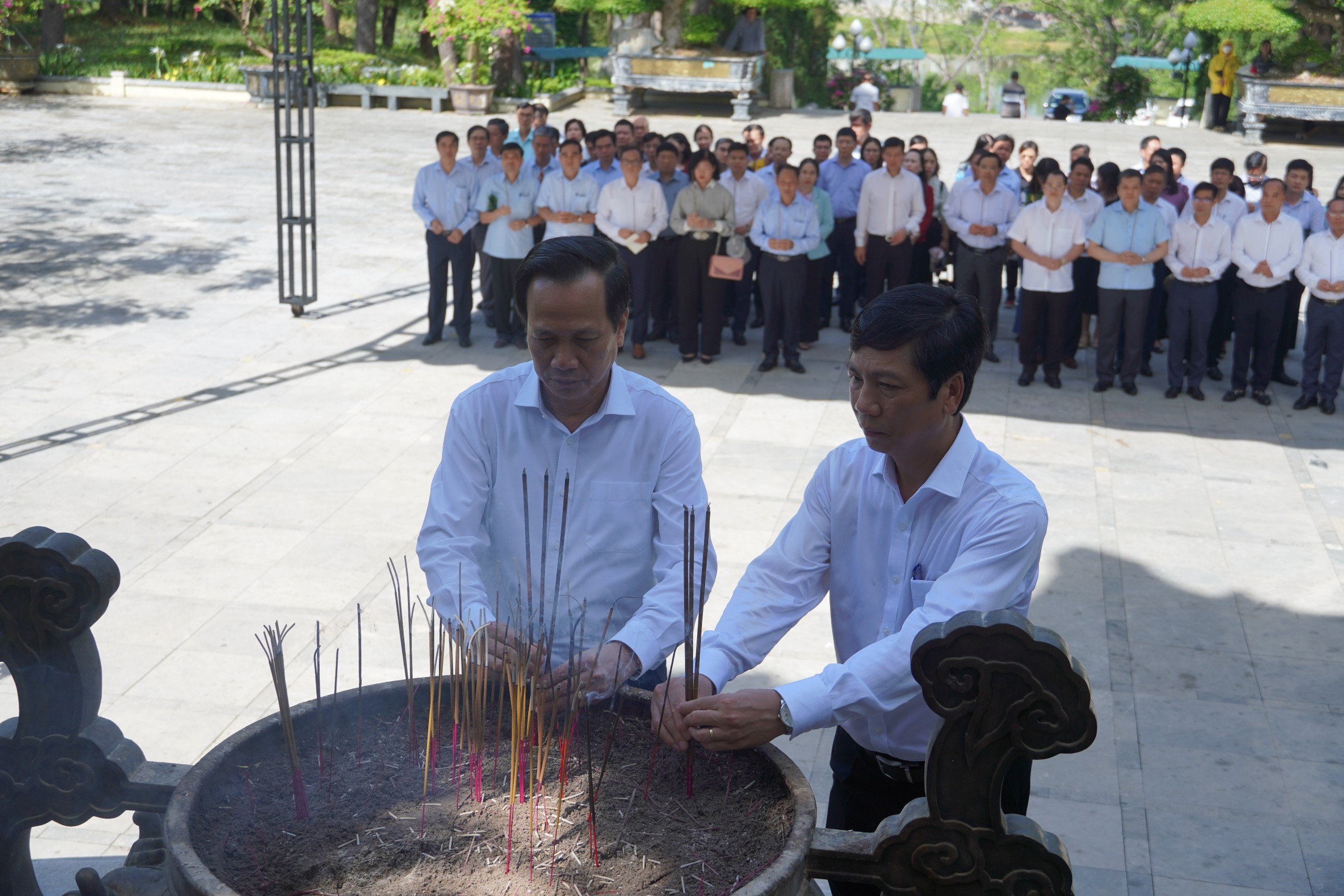 Bộ trưởng Bộ Lao động, Thương binh và Xã hội Đào Ngọc Dung tri ân các anh hùng, liệt sĩ