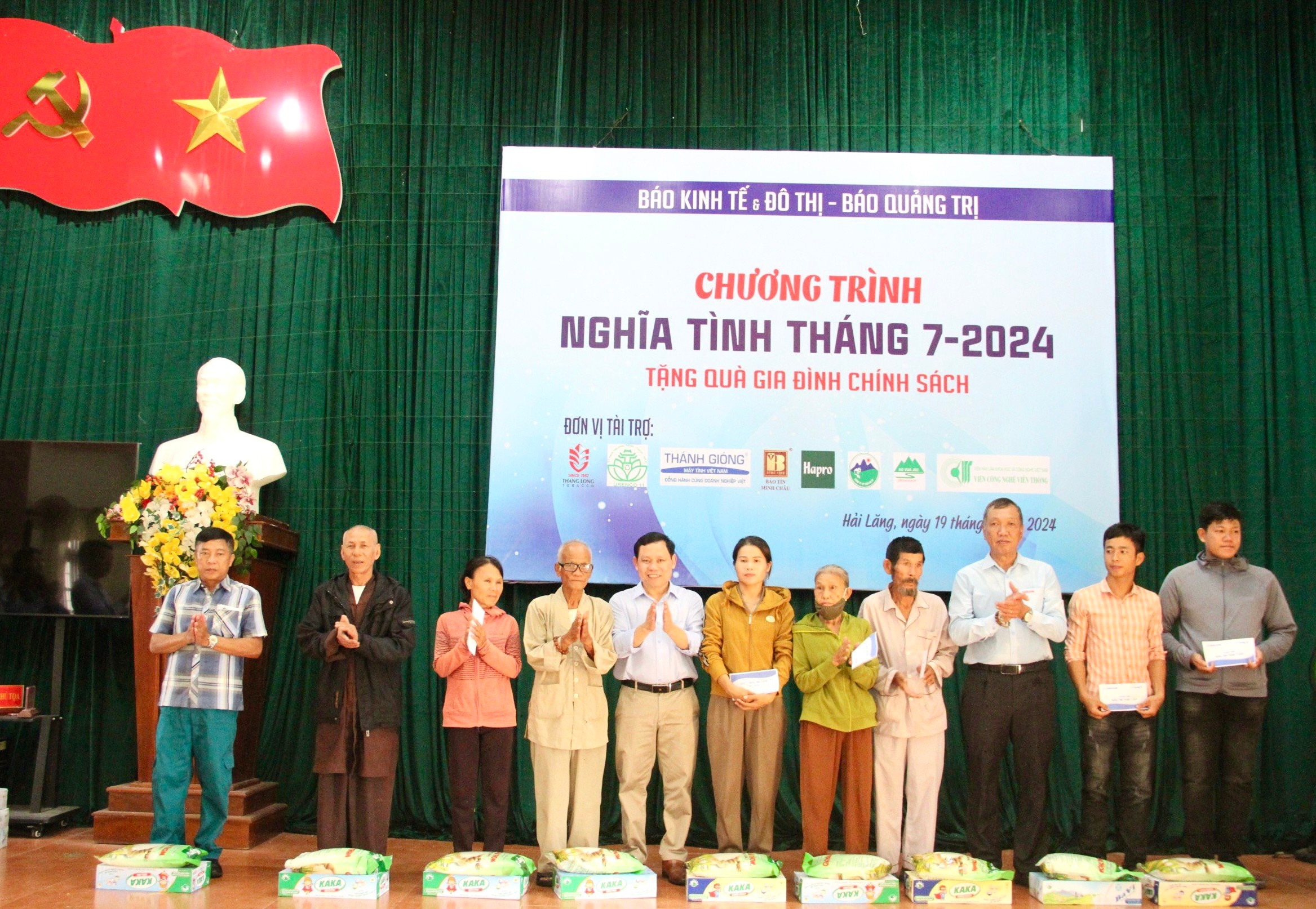 Chương trình “Nghĩa tình tháng 7” - năm 2024: Tặng 106 suất quà cho các đối tượng chính sách tại huyện Hải Lăng