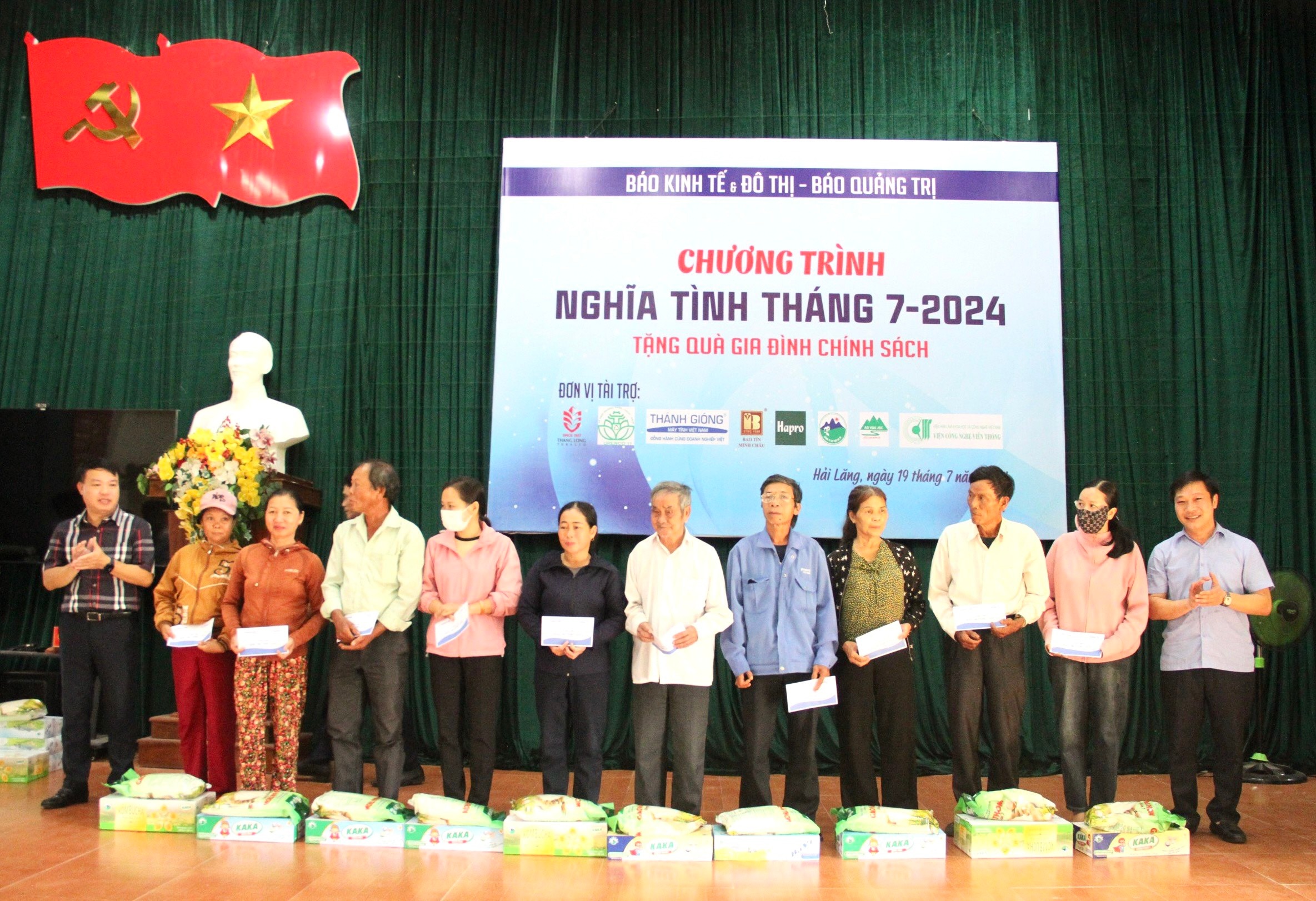 Chương trình “Nghĩa tình tháng 7” - năm 2024: Tặng 106 suất quà cho các đối tượng chính sách tại huyện Hải Lăng