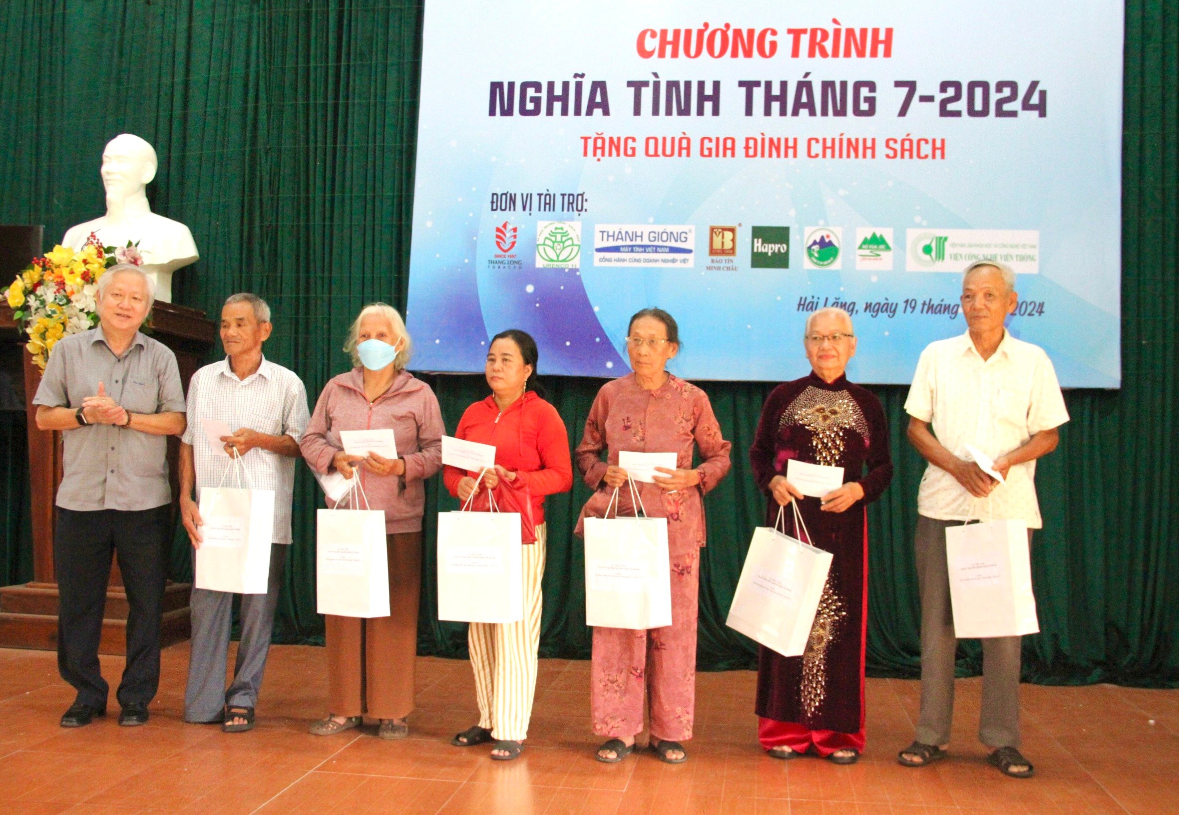 Chương trình “Nghĩa tình tháng 7” - năm 2024: Tặng 106 suất quà cho các đối tượng chính sách tại huyện Hải Lăng