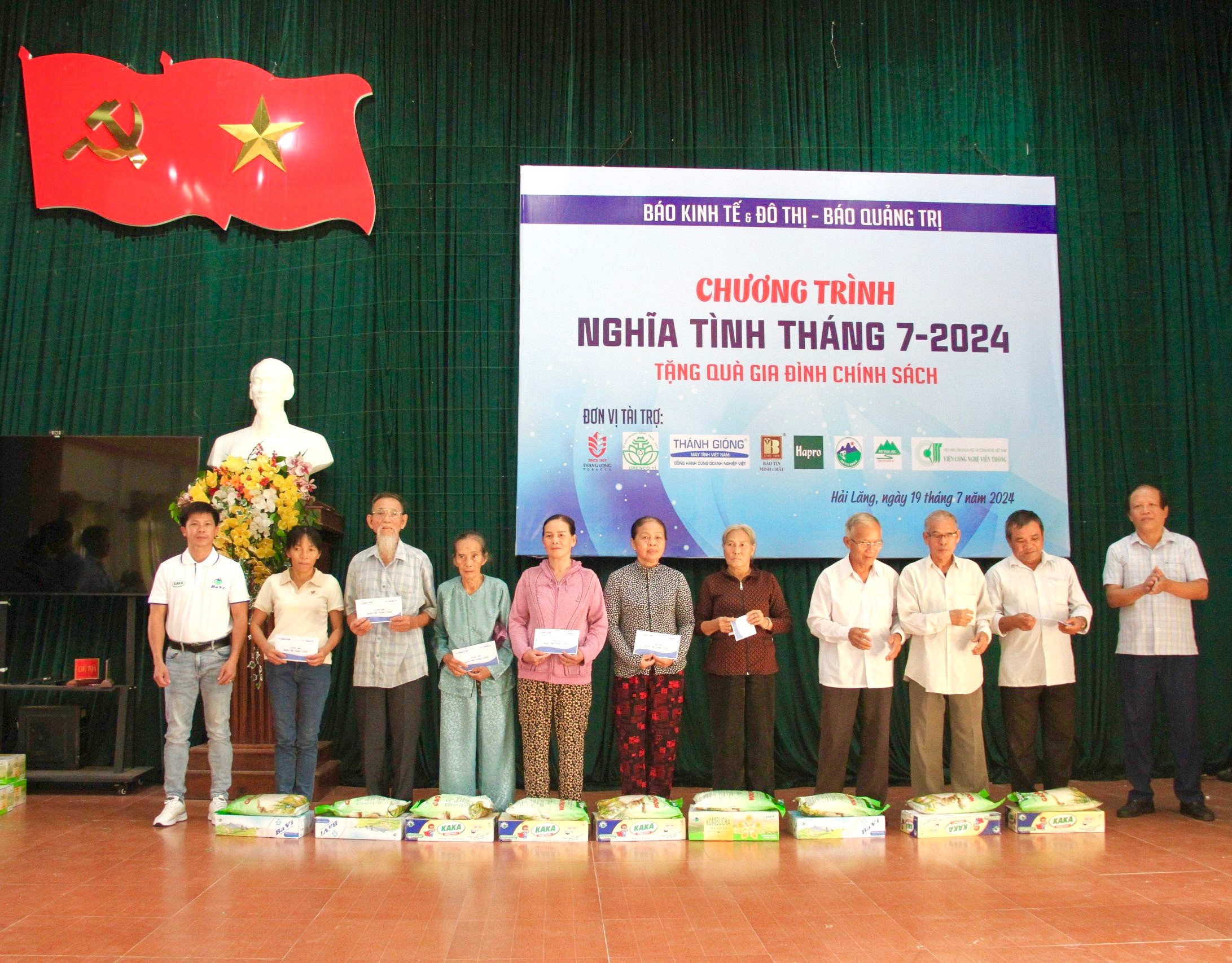 Chương trình “Nghĩa tình tháng 7” - năm 2024: Tặng 106 suất quà cho các đối tượng chính sách tại huyện Hải Lăng