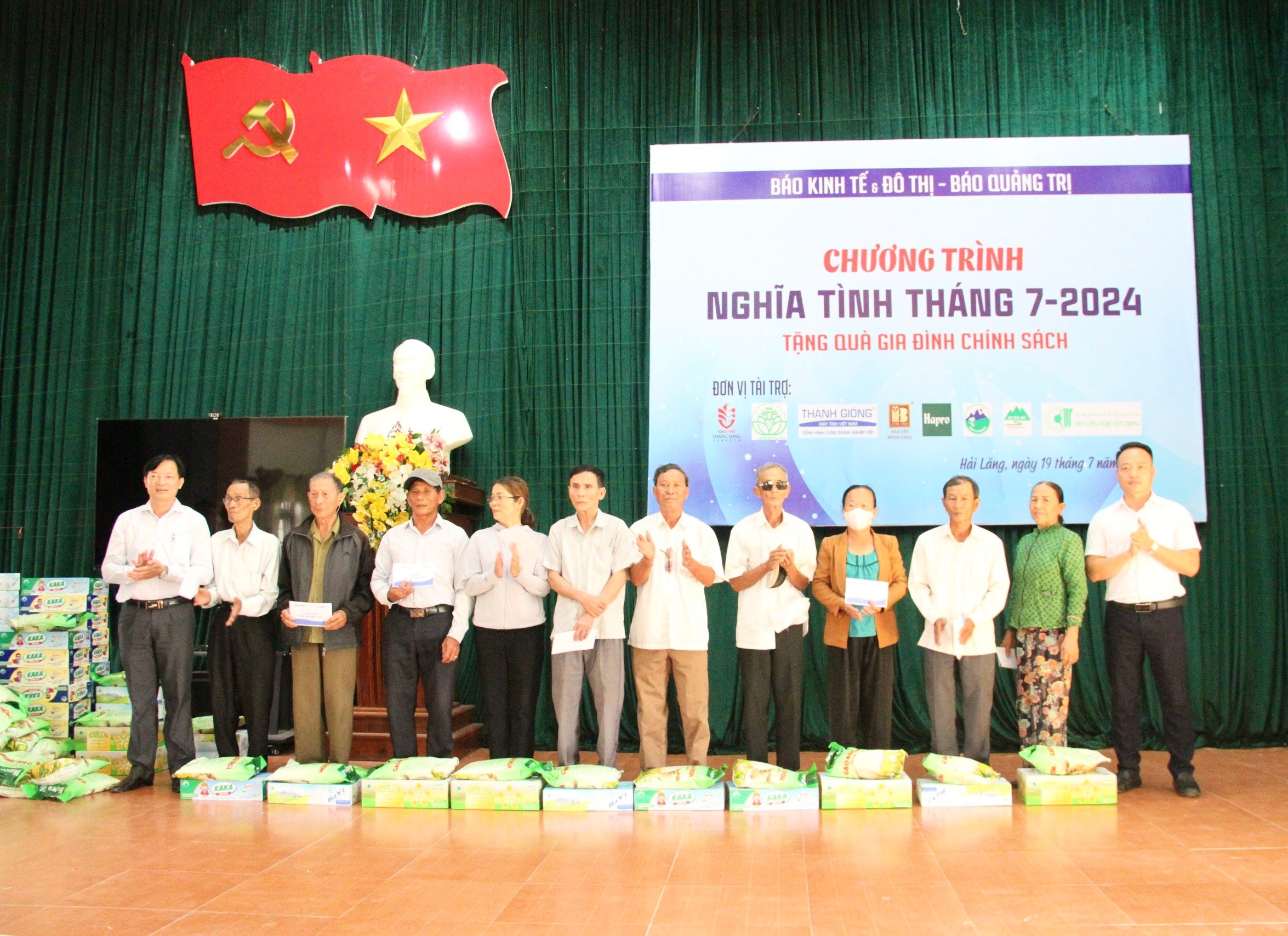 Chương trình “Nghĩa tình tháng 7” - năm 2024: Tặng 106 suất quà cho các đối tượng chính sách tại huyện Hải Lăng