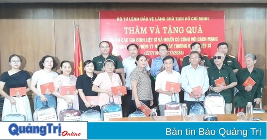 Le commandement de protection du mausolée de Ho Chi Minh offre des cadeaux aux familles politiques