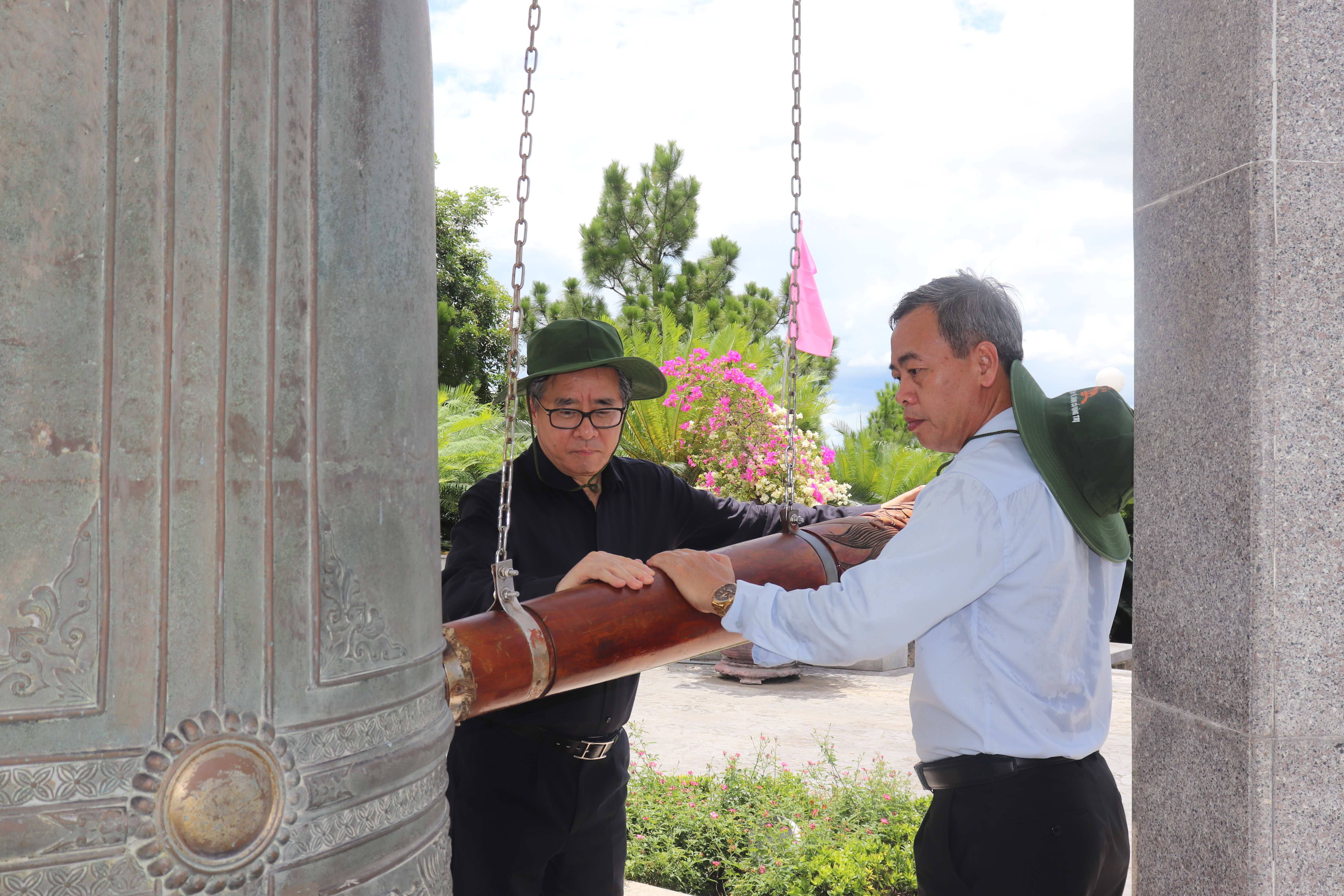 The Central Organizing Committee's delegation pays tribute to heroic martyrs