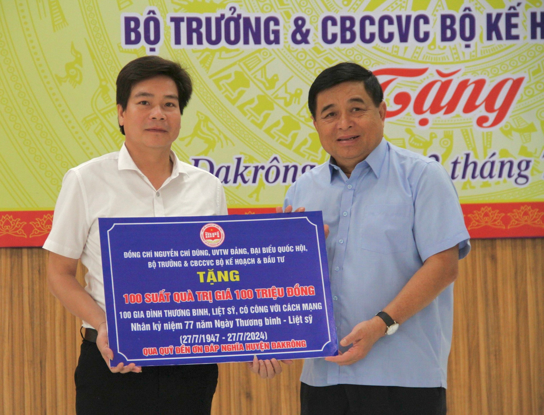 Bộ trưởng Bộ Kế hoạch và Đầu tư và lãnh đạo tỉnh Quảng Trị thực hiện các hoạt động tri ân