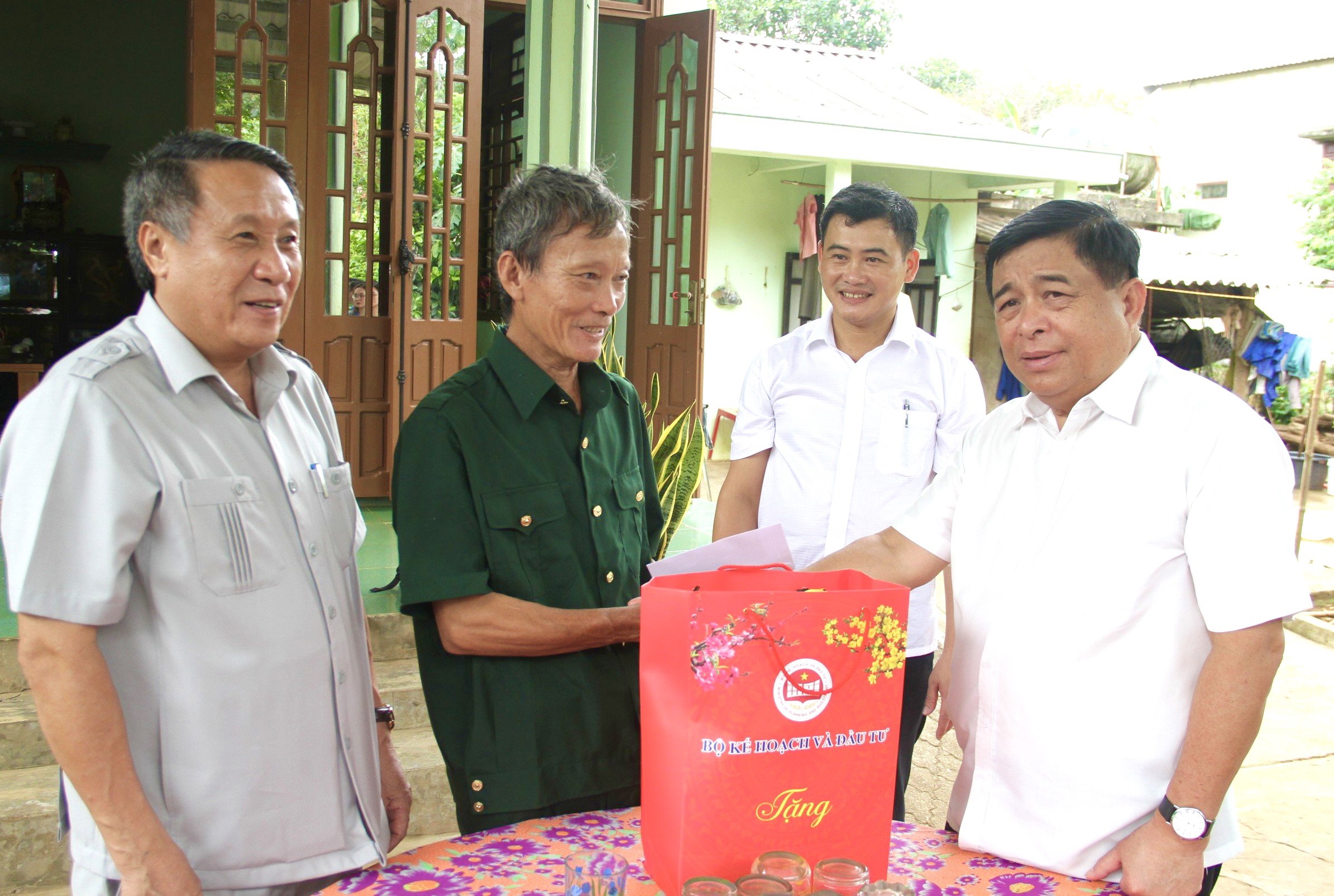 Bộ trưởng Bộ Kế hoạch và Đầu tư Nguyễn Chí Dũng thăm, tặng quà cho các gia đình có công cách mạng ở huyện Vĩnh Linh