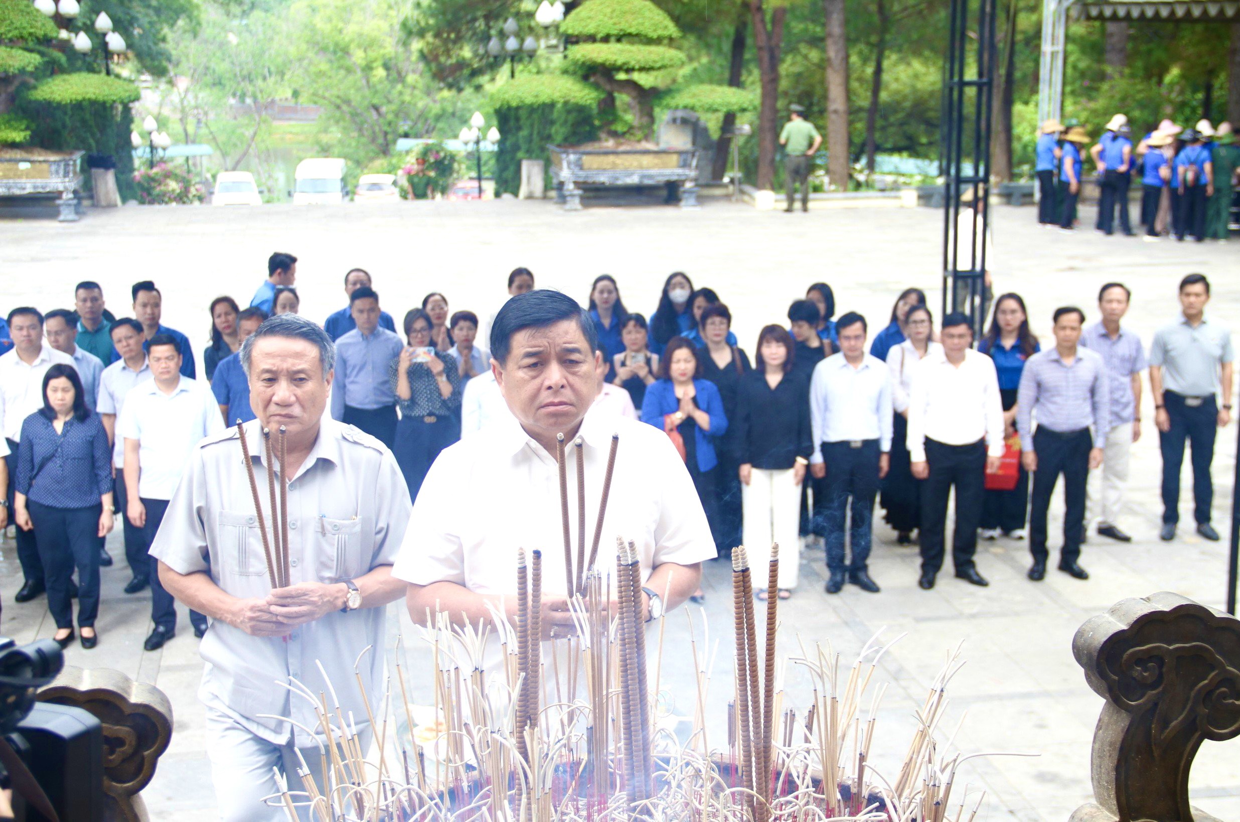 Bộ trưởng Bộ Kế hoạch và Đầu tư Nguyễn Chí Dũng thăm, tặng quà cho các gia đình có công cách mạng ở huyện Vĩnh Linh