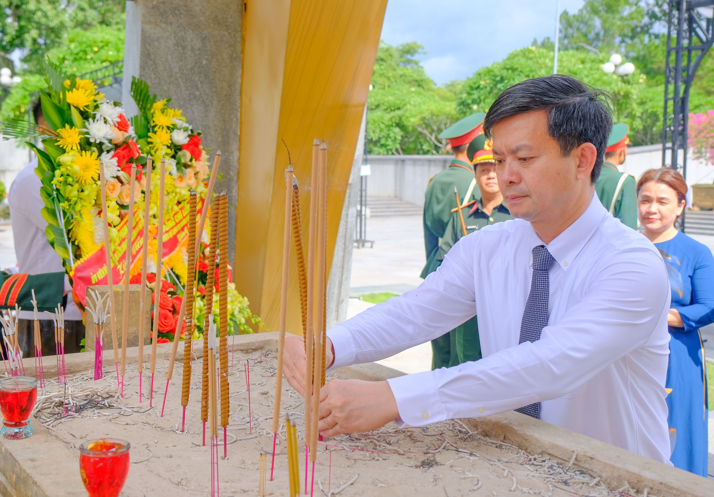 Les dirigeants provinciaux de Quang Tri offrent de l'encens et des fleurs pour rendre hommage aux martyrs héroïques