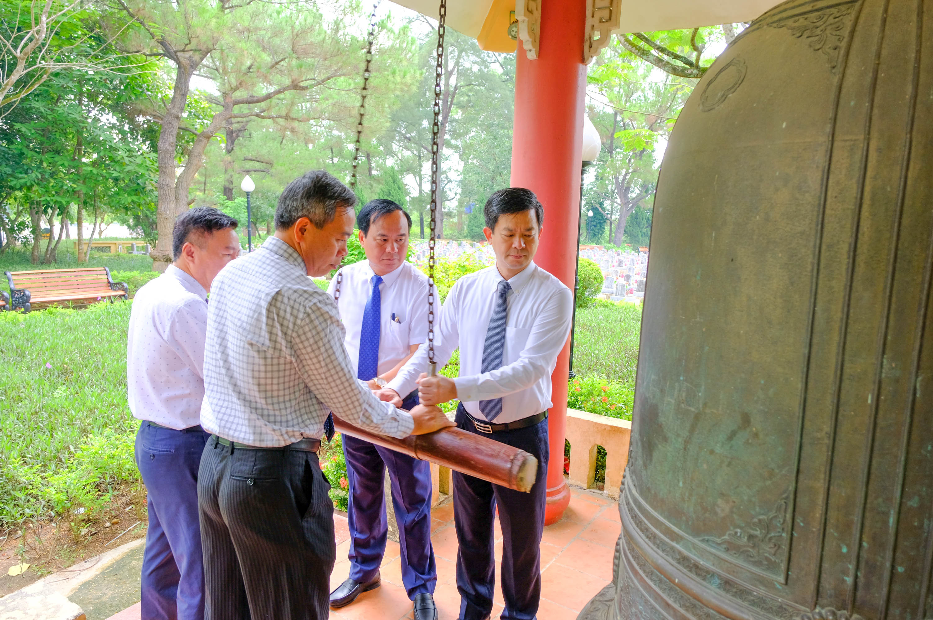 Les dirigeants provinciaux de Quang Tri offrent de l'encens et des fleurs pour rendre hommage aux martyrs héroïques