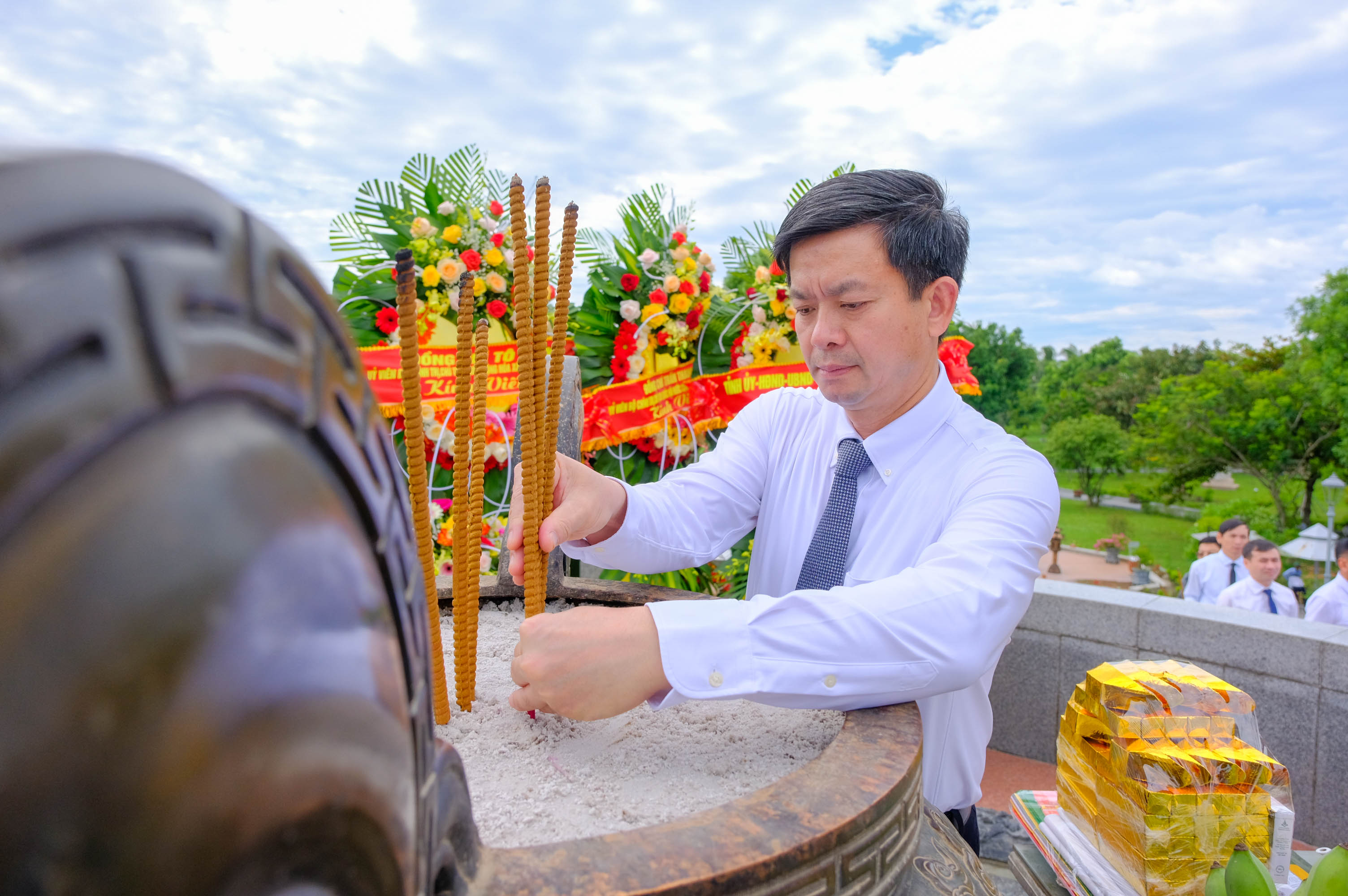 Les dirigeants provinciaux de Quang Tri offrent de l'encens et des fleurs pour rendre hommage aux martyrs héroïques