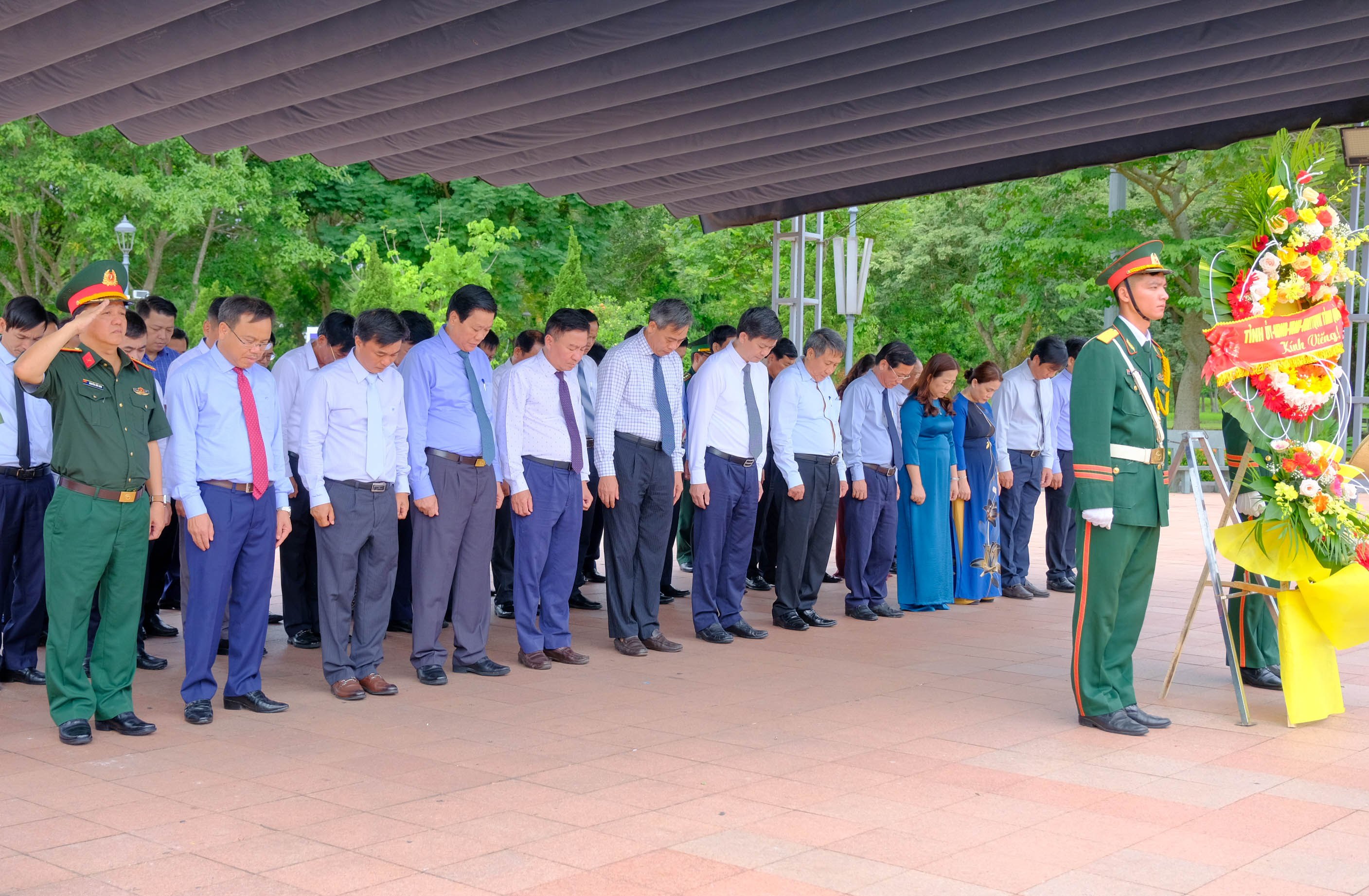 Les dirigeants provinciaux de Quang Tri offrent de l'encens et des fleurs pour rendre hommage aux martyrs héroïques