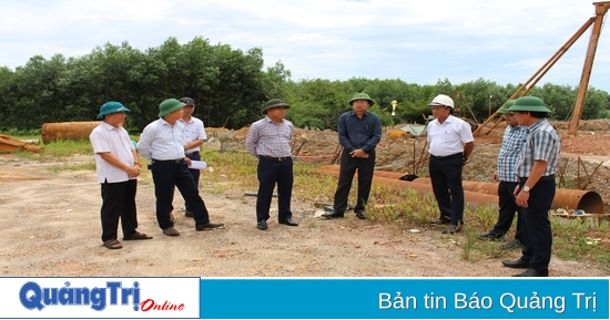 Inspection sur le terrain de certains travaux du projet d'infrastructures de base pour le développement global de la province de Quang Tri